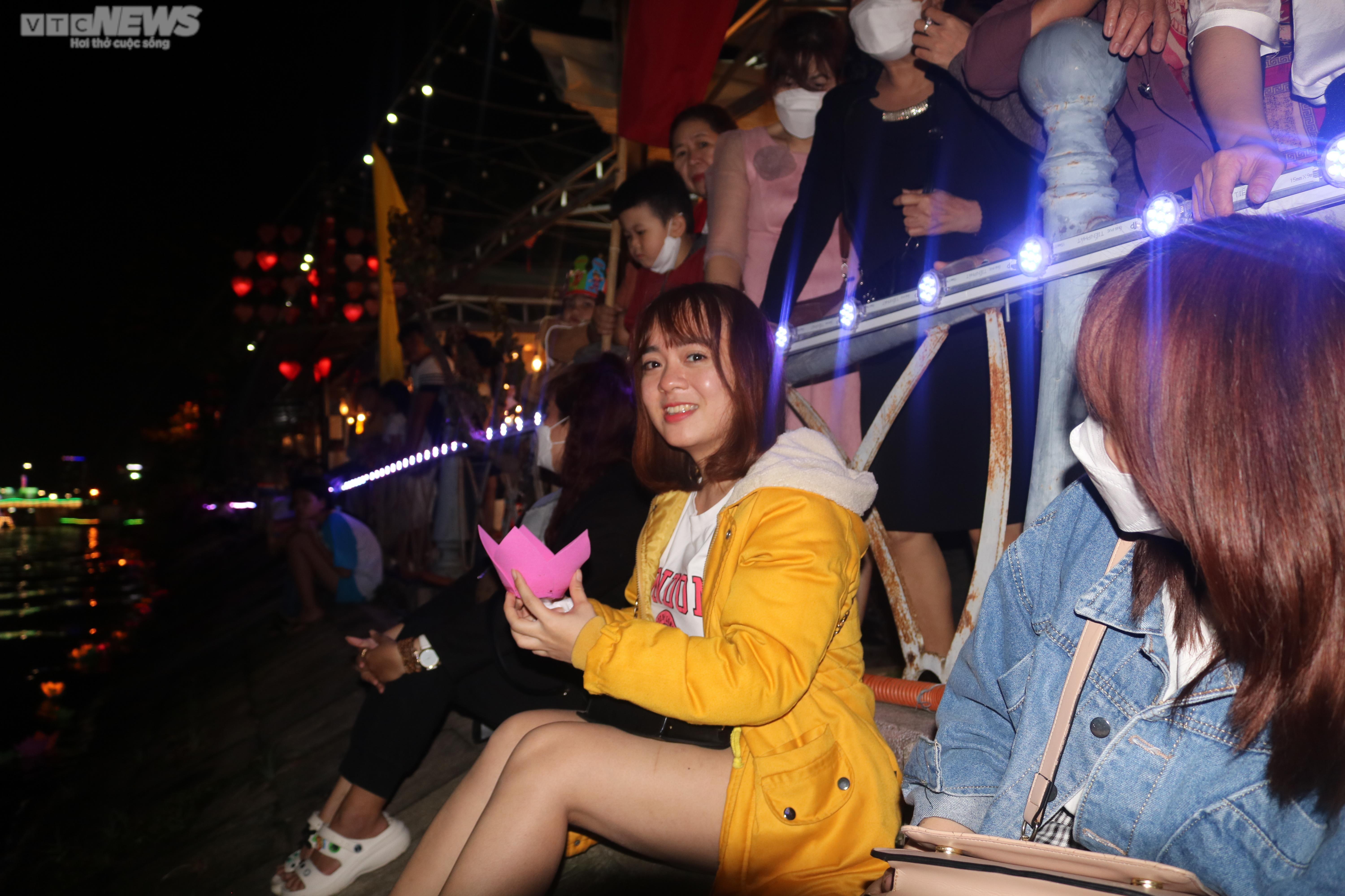 Bình Định: Lung linh đêm thuyền hoa trên sông Hà Thanh - 9