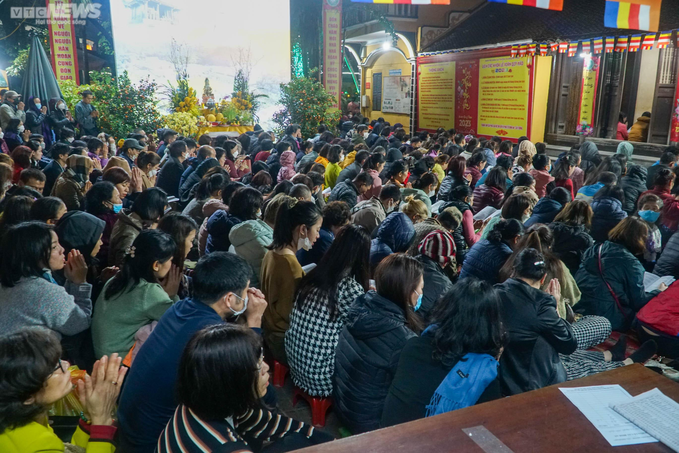 Chùa Phúc Khánh không còn cảnh biển người ngồi tràn ra đường làm lễ cầu an - 2