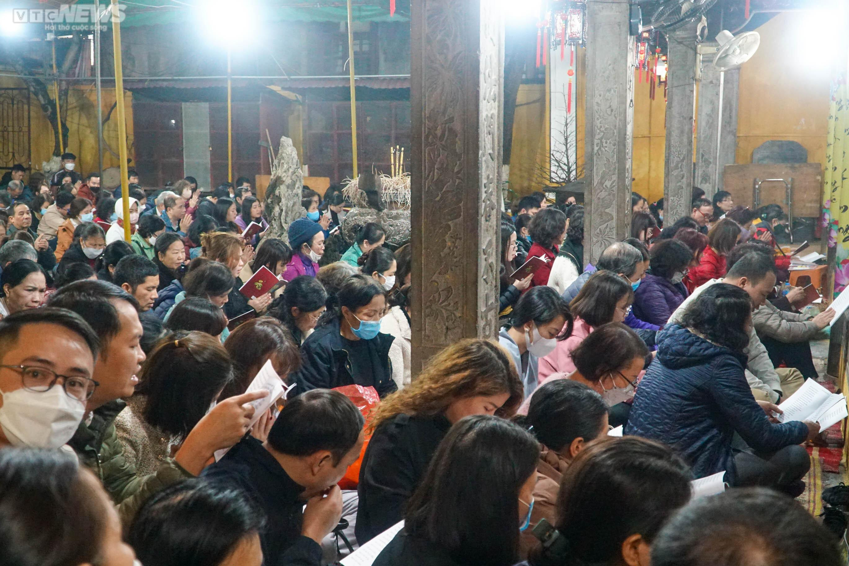 Chùa Phúc Khánh không còn cảnh biển người ngồi tràn ra đường làm lễ cầu an - 8