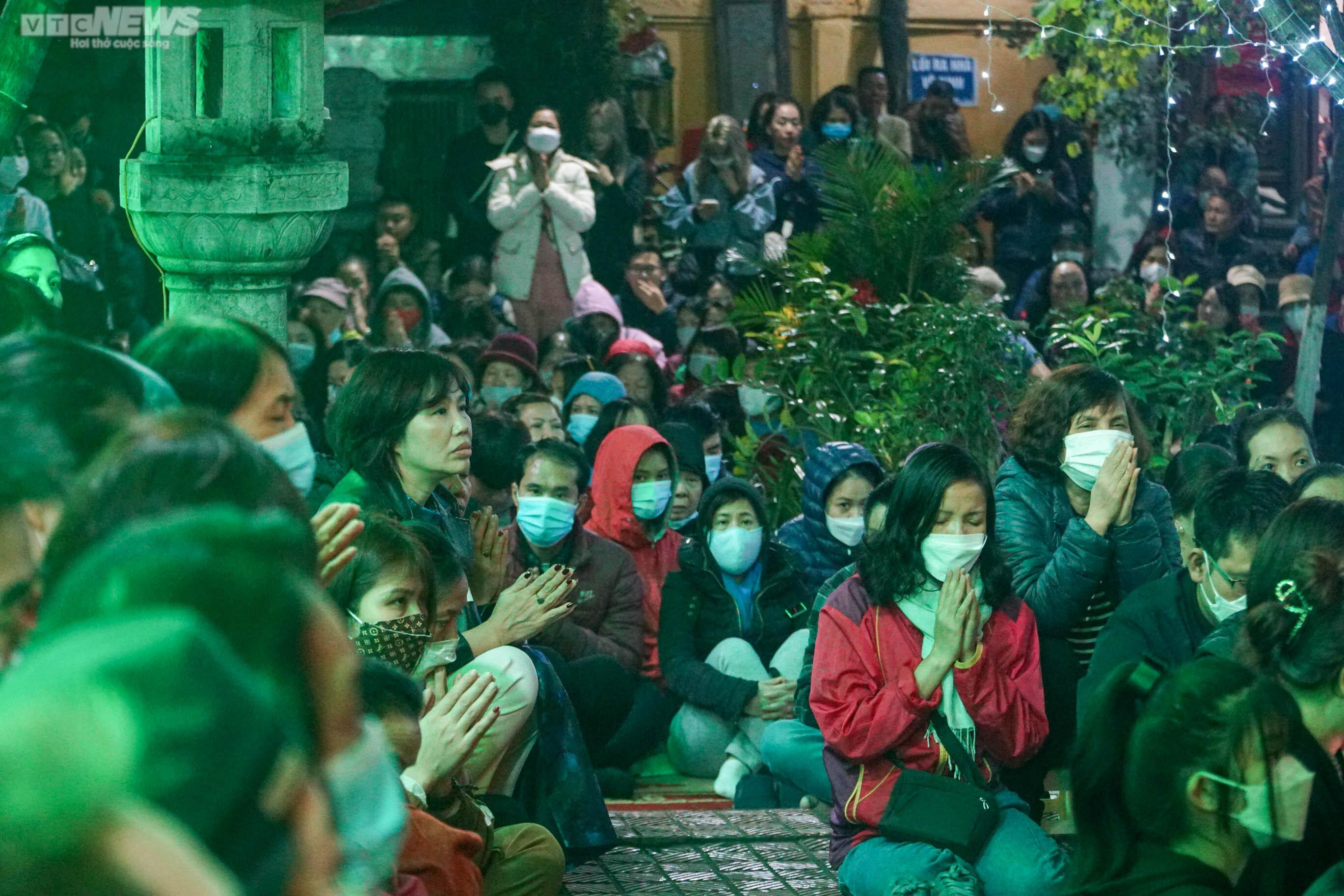 Chùa Phúc Khánh không còn cảnh biển người ngồi tràn ra đường làm lễ cầu an - 9