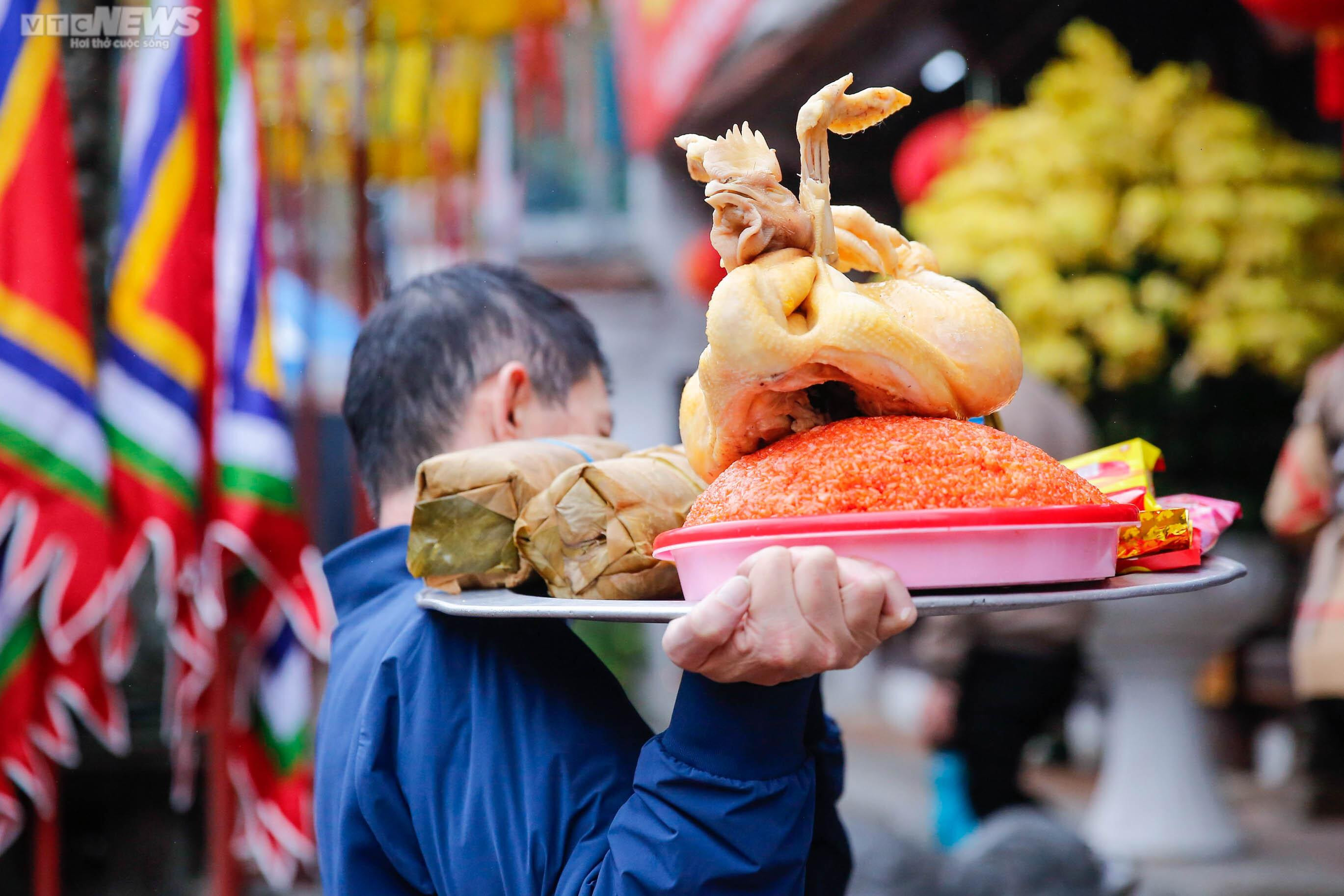 Nghìn người đổ về đền Trần dâng lễ trước giờ khai ấn - 9