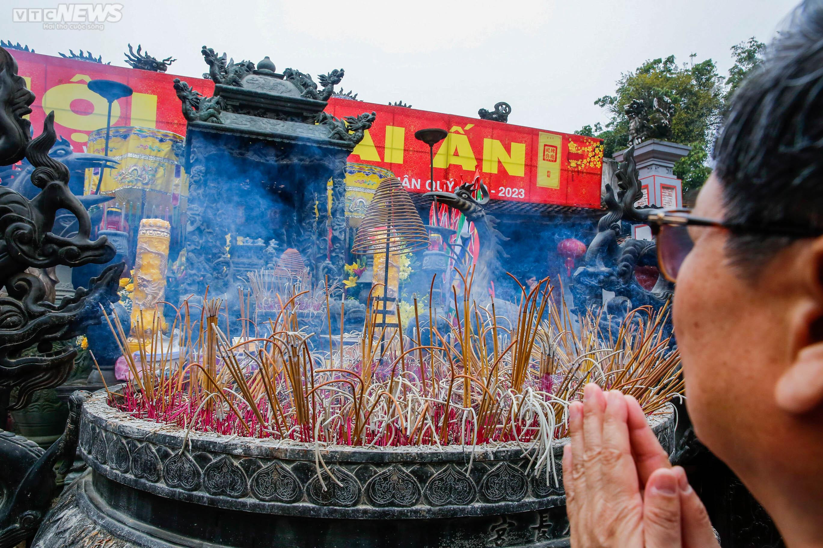 Nghìn người đổ về đền Trần dâng lễ trước giờ khai ấn - 15