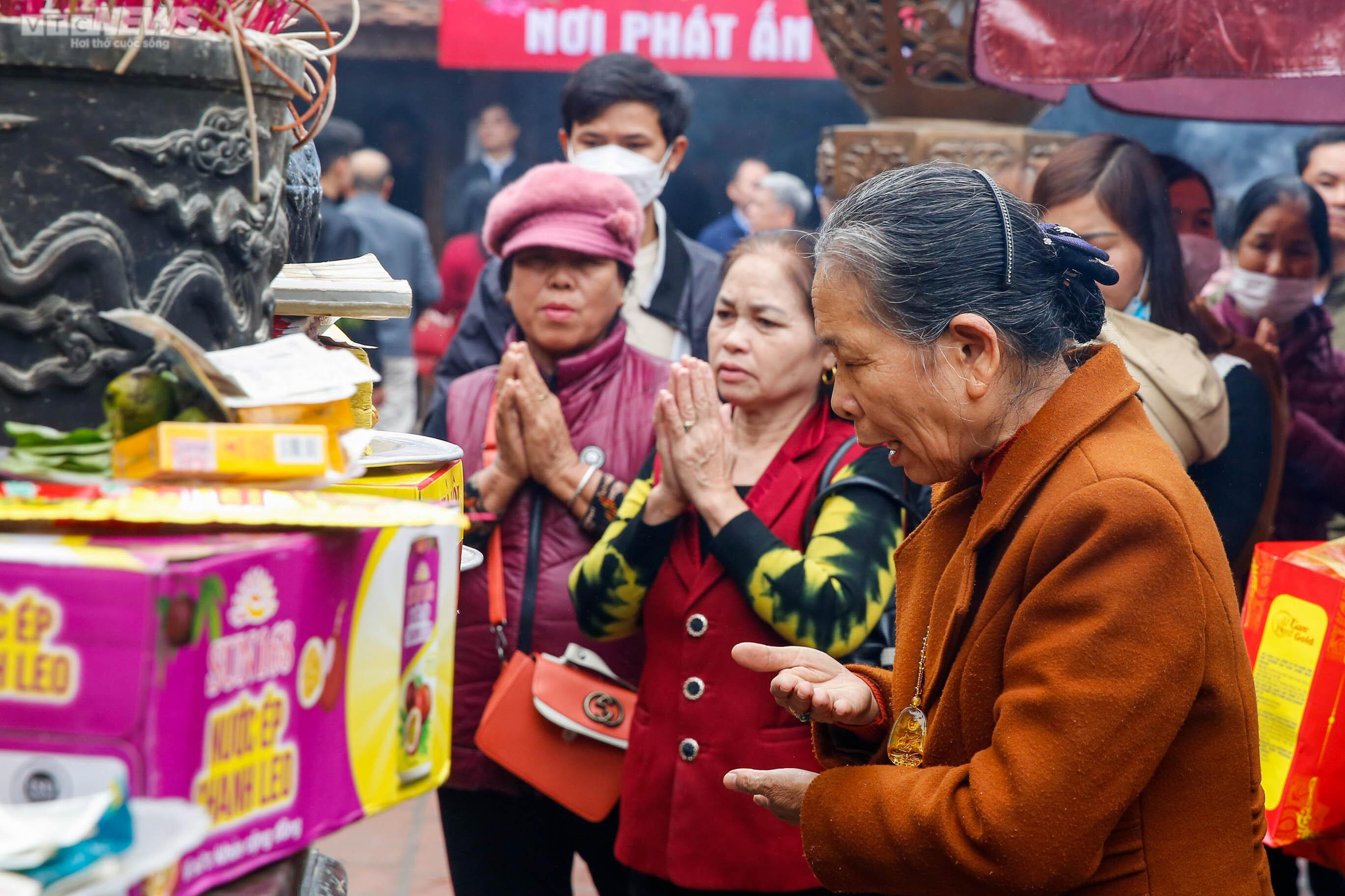 Nghìn người đổ về đền Trần dâng lễ trước giờ khai ấn - 7