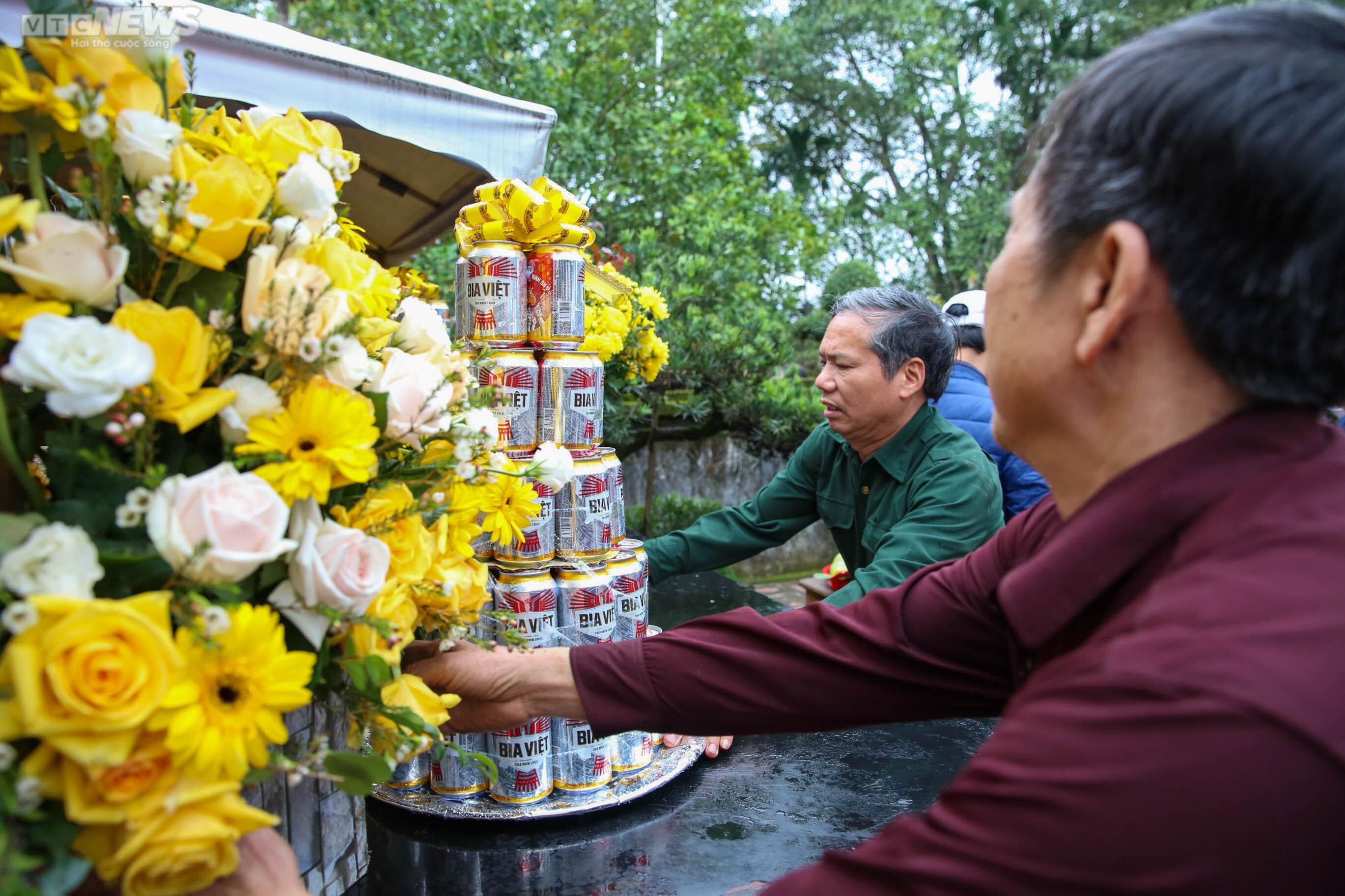 Nghìn người đổ về đền Trần dâng lễ trước giờ khai ấn - 10