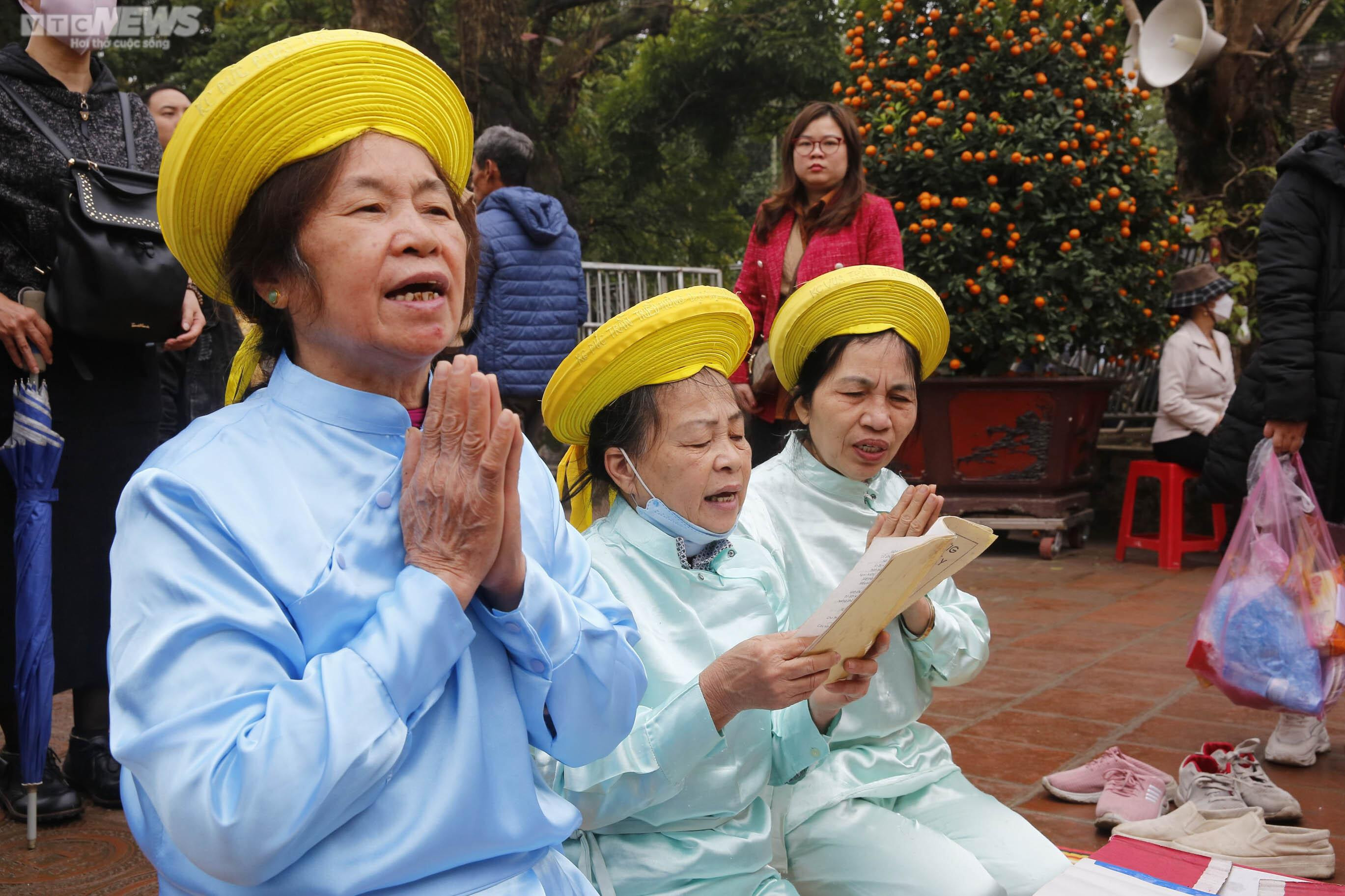 Nghìn người đổ về đền Trần dâng lễ trước giờ khai ấn - 6