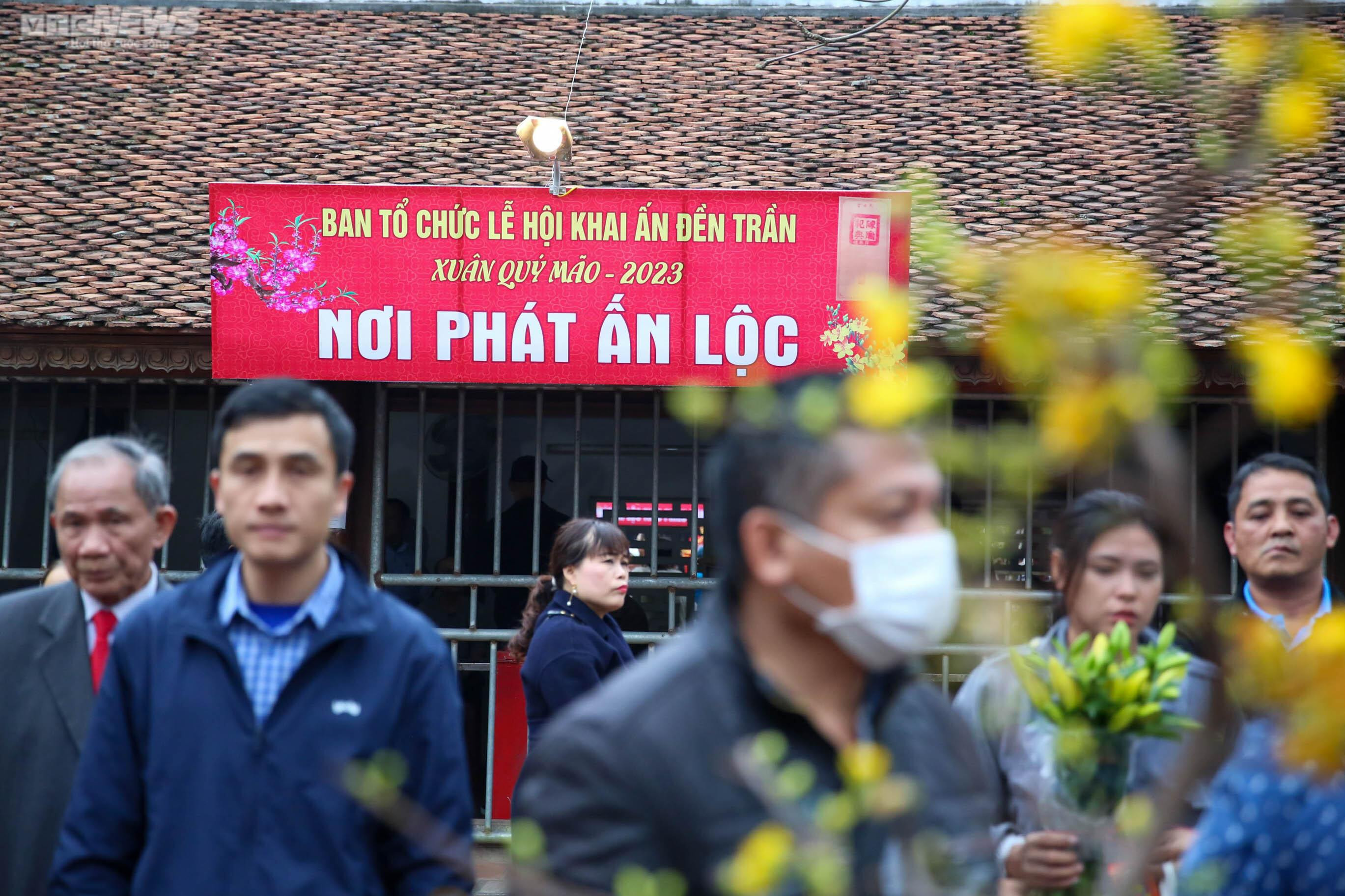 Nghìn người đổ về đền Trần dâng lễ trước giờ khai ấn - 12