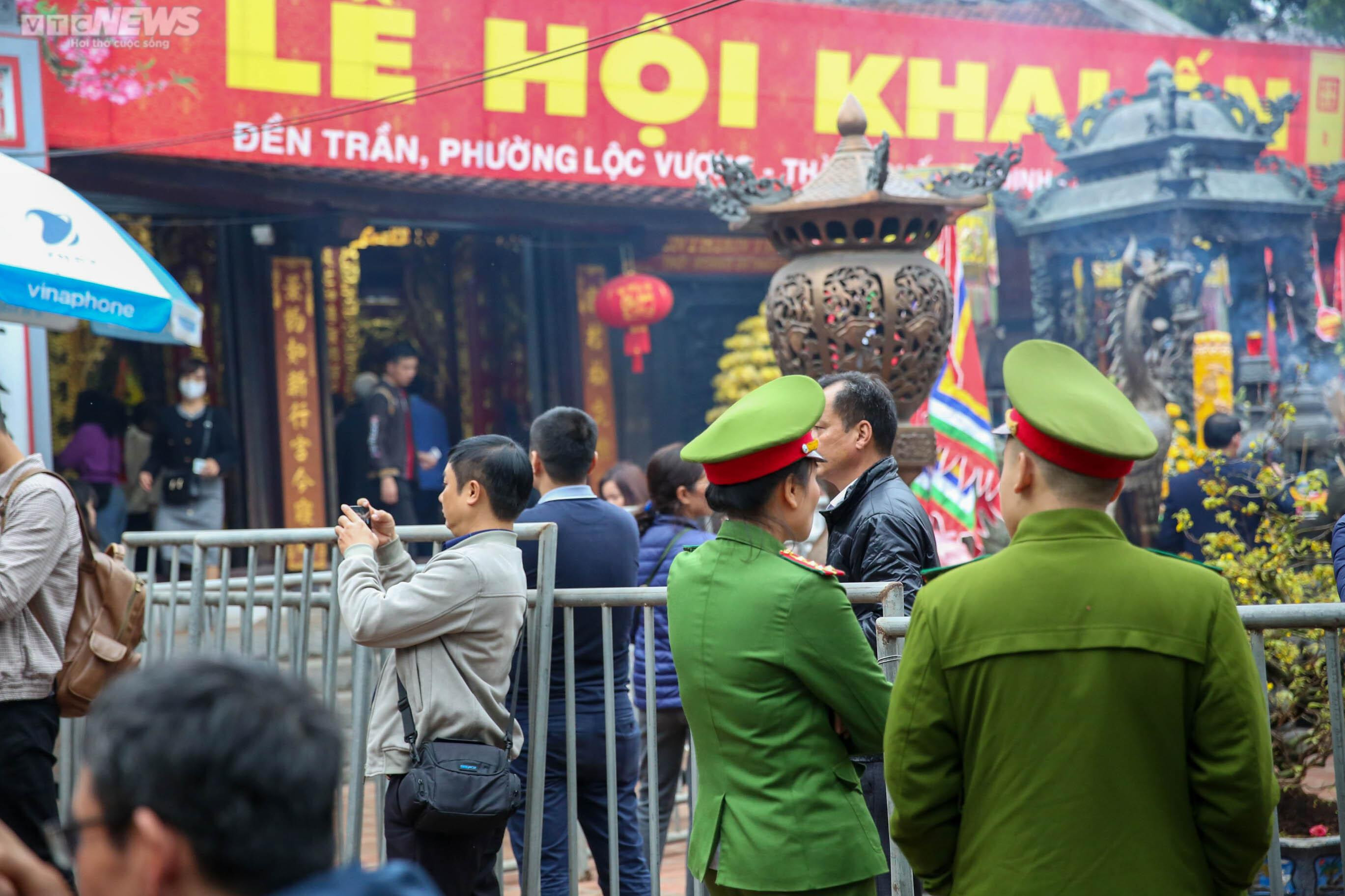 Nghìn người đổ về đền Trần dâng lễ trước giờ khai ấn - 14