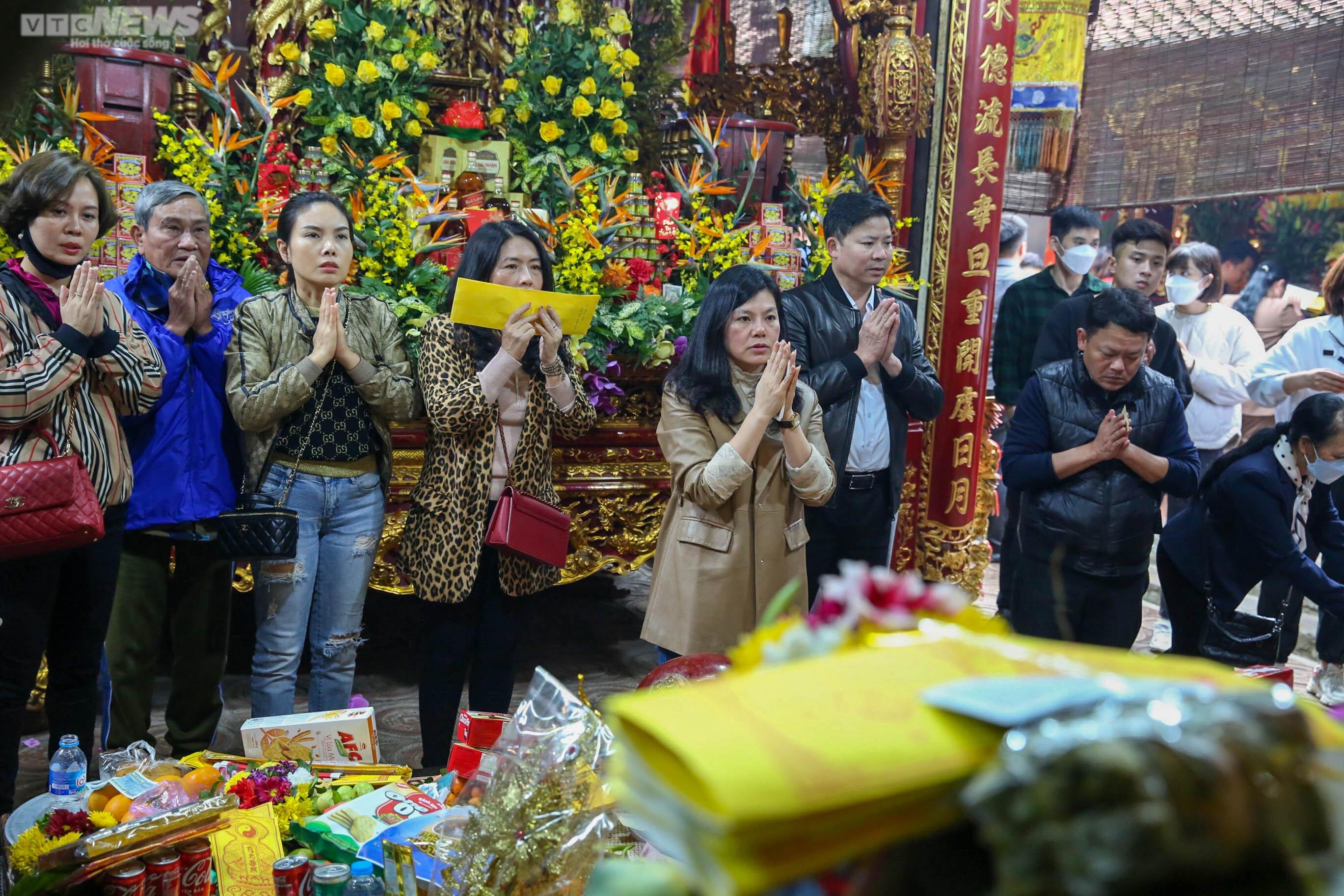 Nghìn người đổ về đền Trần dâng lễ trước giờ khai ấn - 4