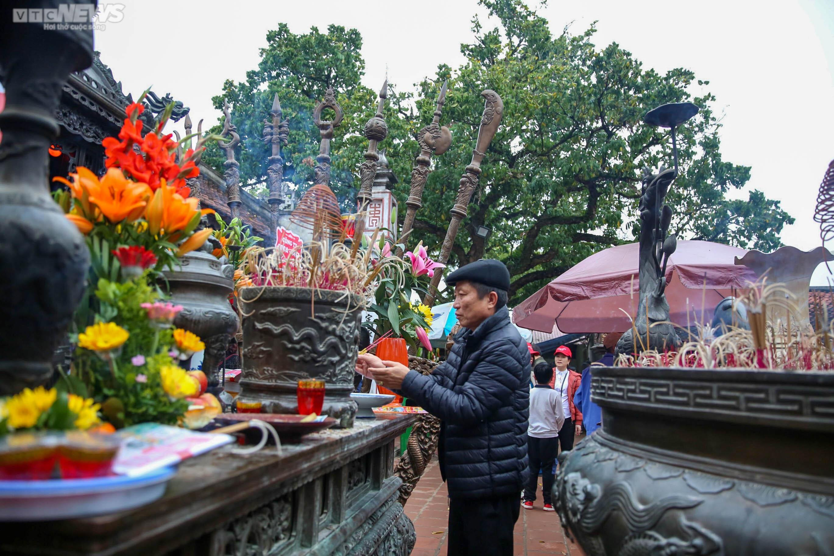 Nghìn người đổ về đền Trần dâng lễ trước giờ khai ấn - 11