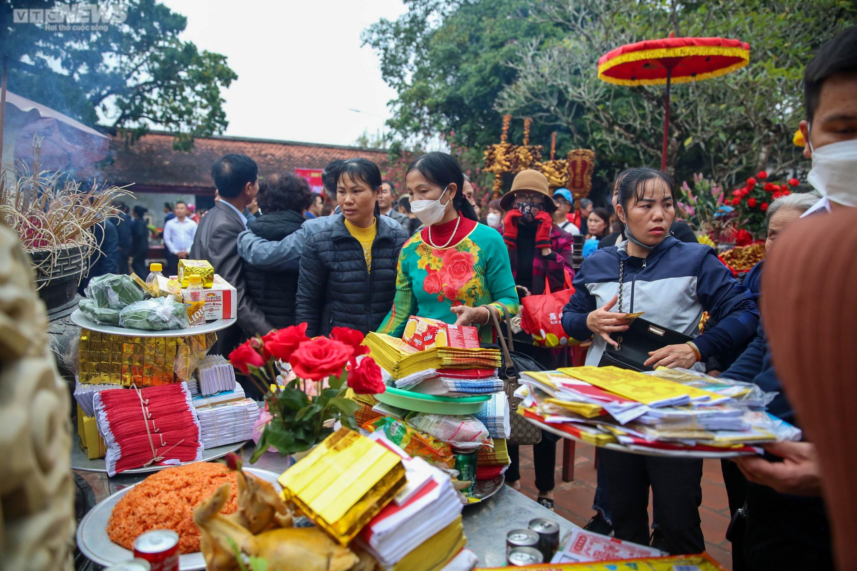 Nghìn người đổ về đền Trần dâng lễ trước giờ khai ấn - 5