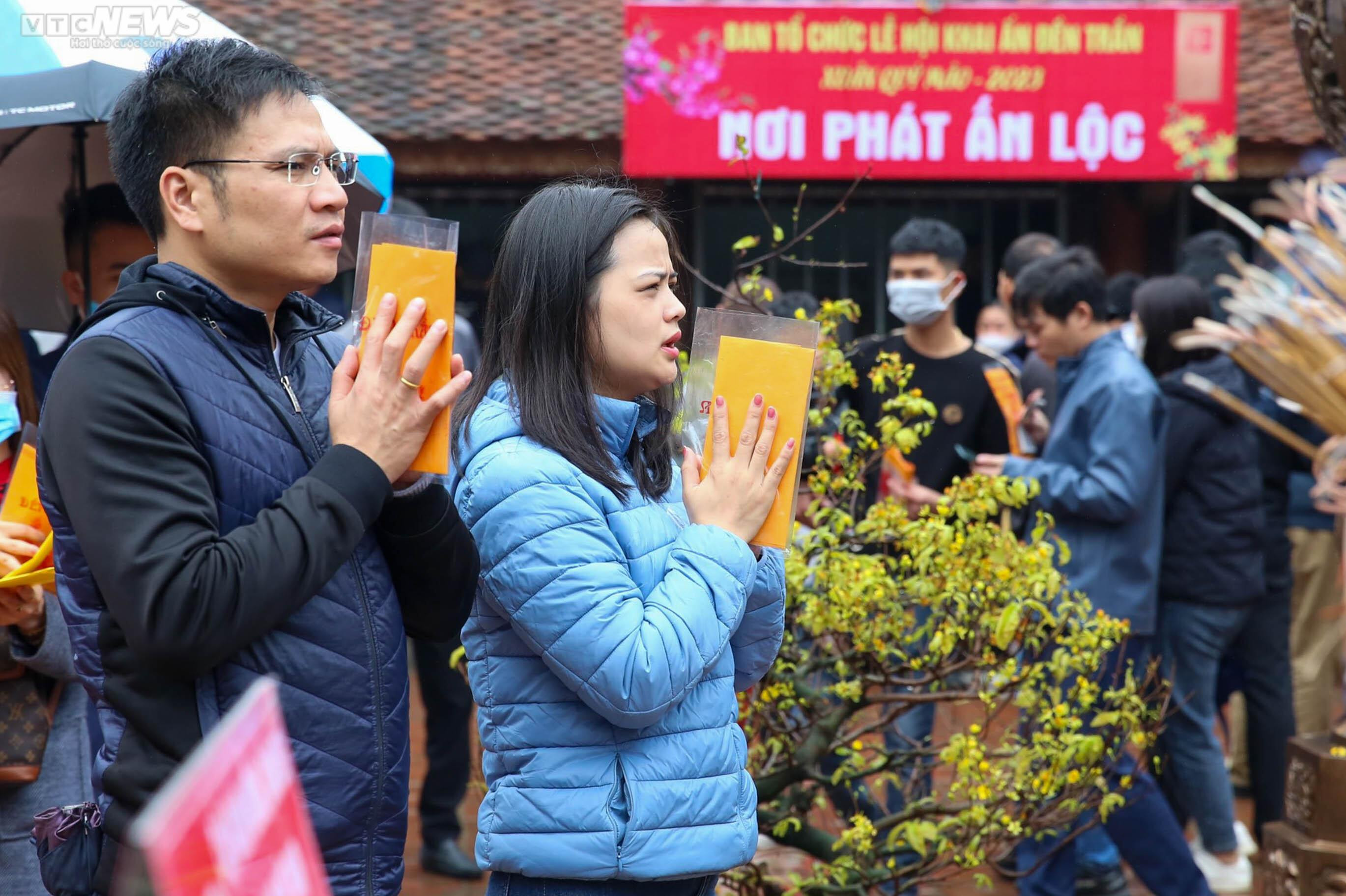 Nườm nượp xin ấn đền Trần xuân Quý Mão 2023 - 10