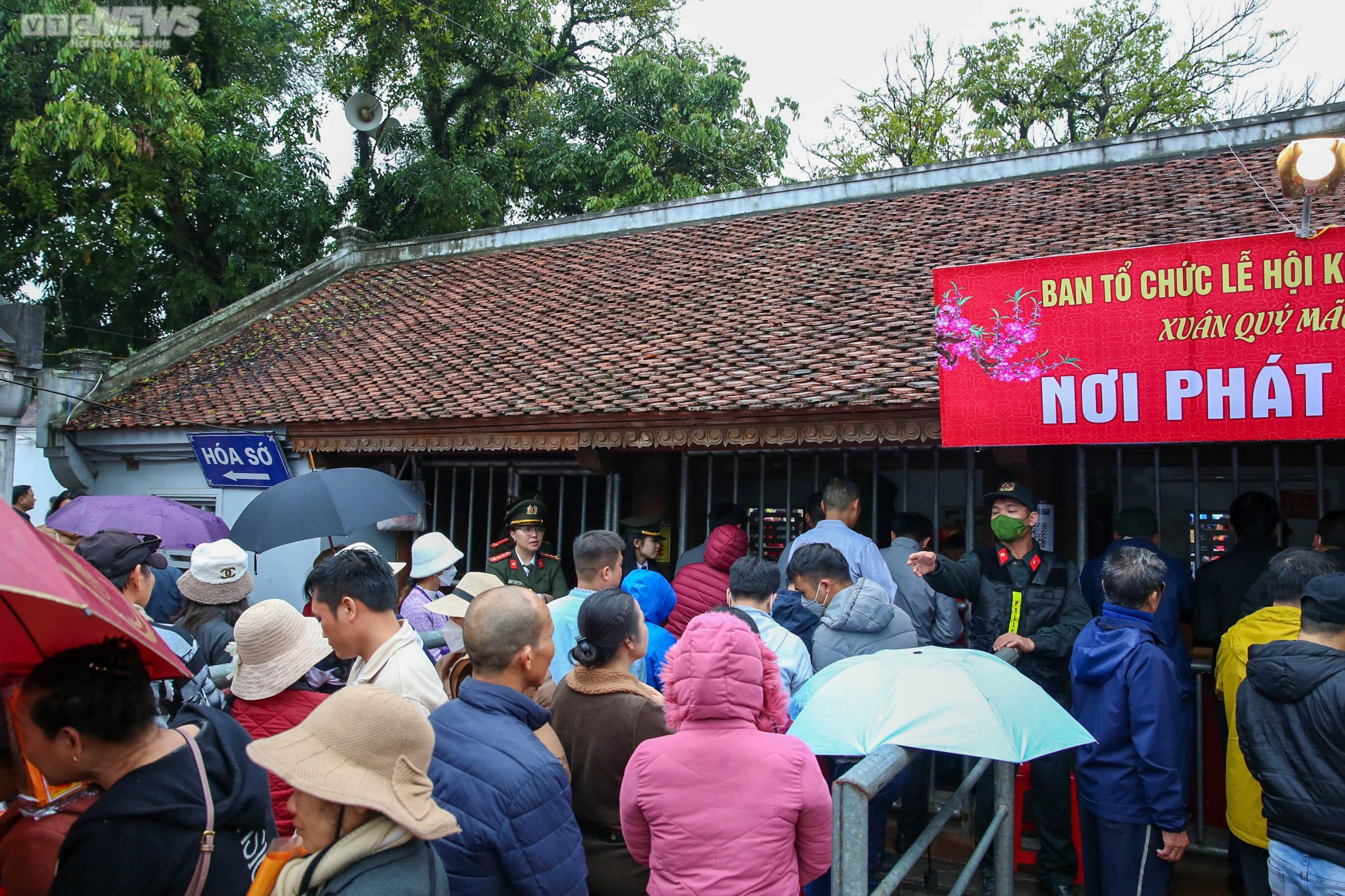Nườm nượp xin ấn đền Trần xuân Quý Mão 2023 - 3