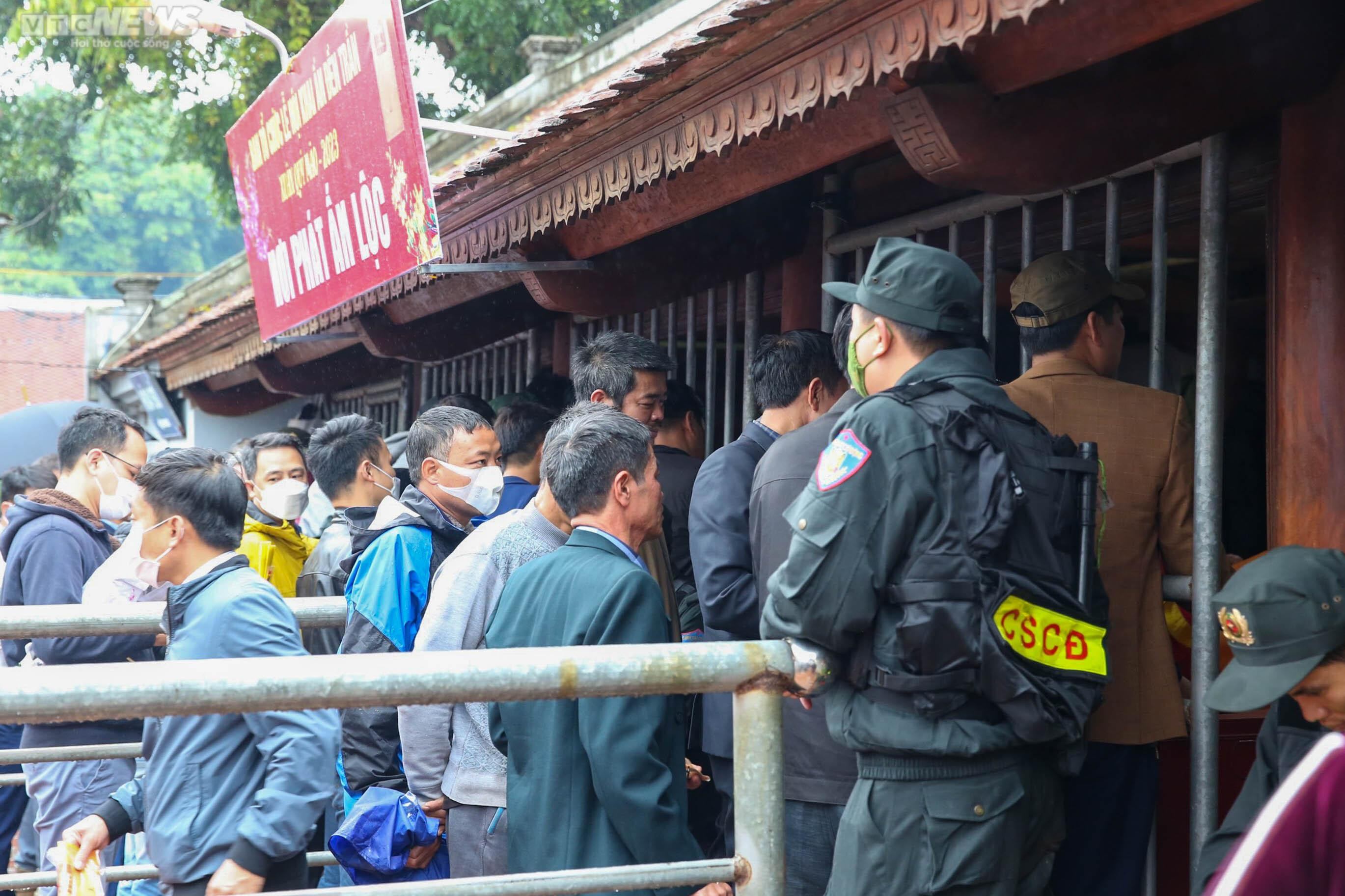 Nườm nượp xin ấn đền Trần xuân Quý Mão 2023 - 4