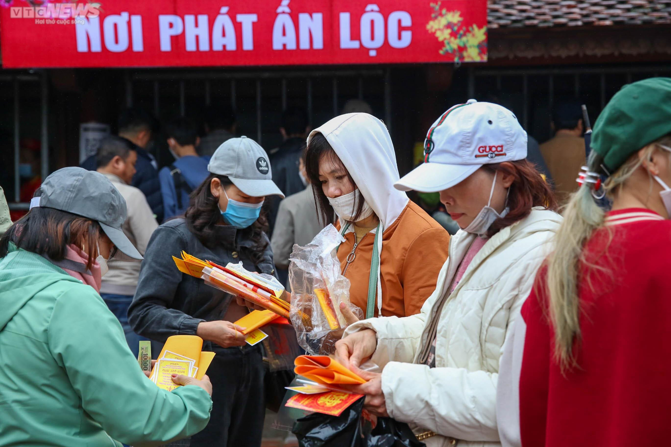 Nườm nượp xin ấn đền Trần xuân Quý Mão 2023 - 9