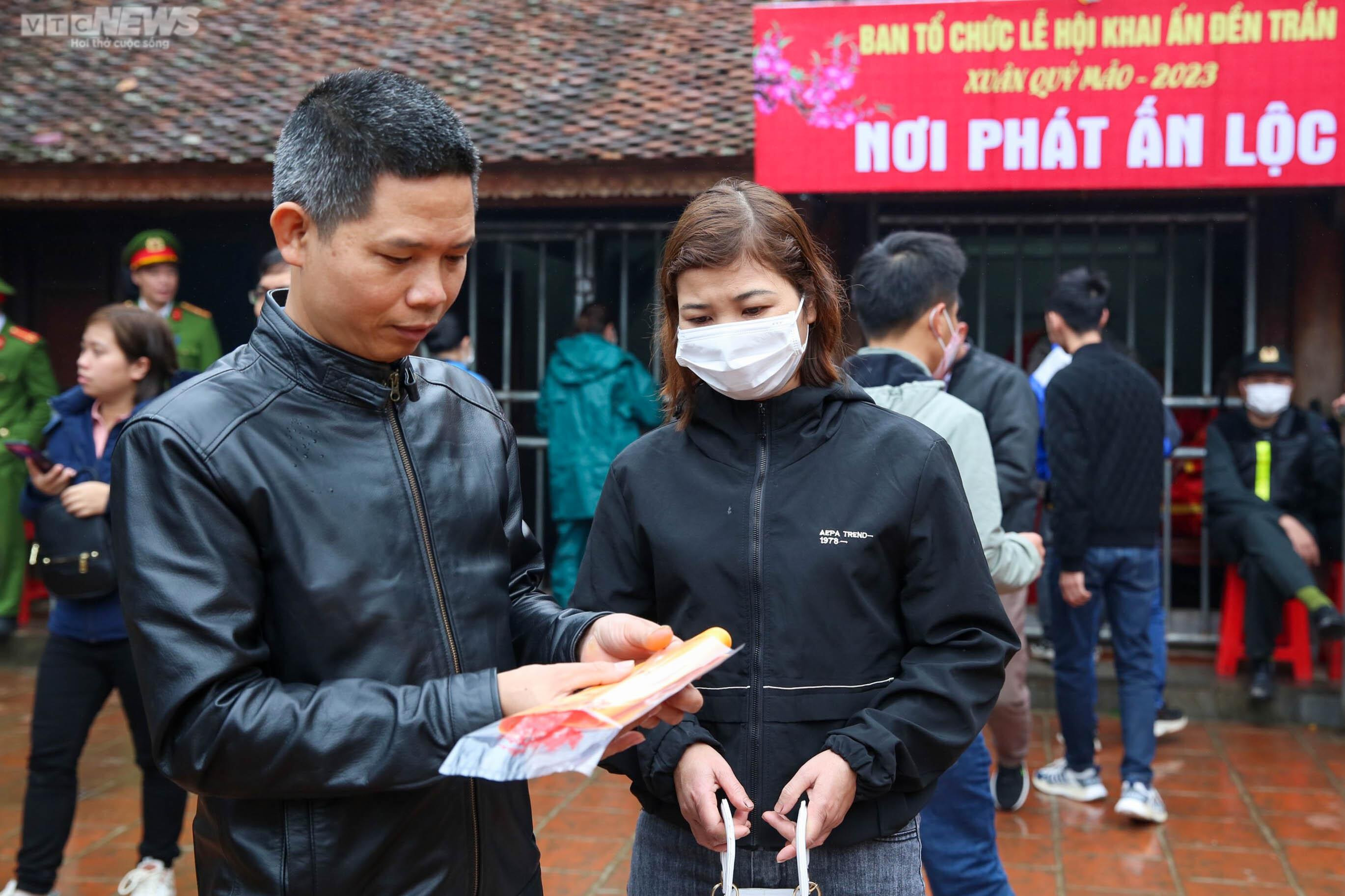 Nườm nượp xin ấn đền Trần xuân Quý Mão 2023 - 5