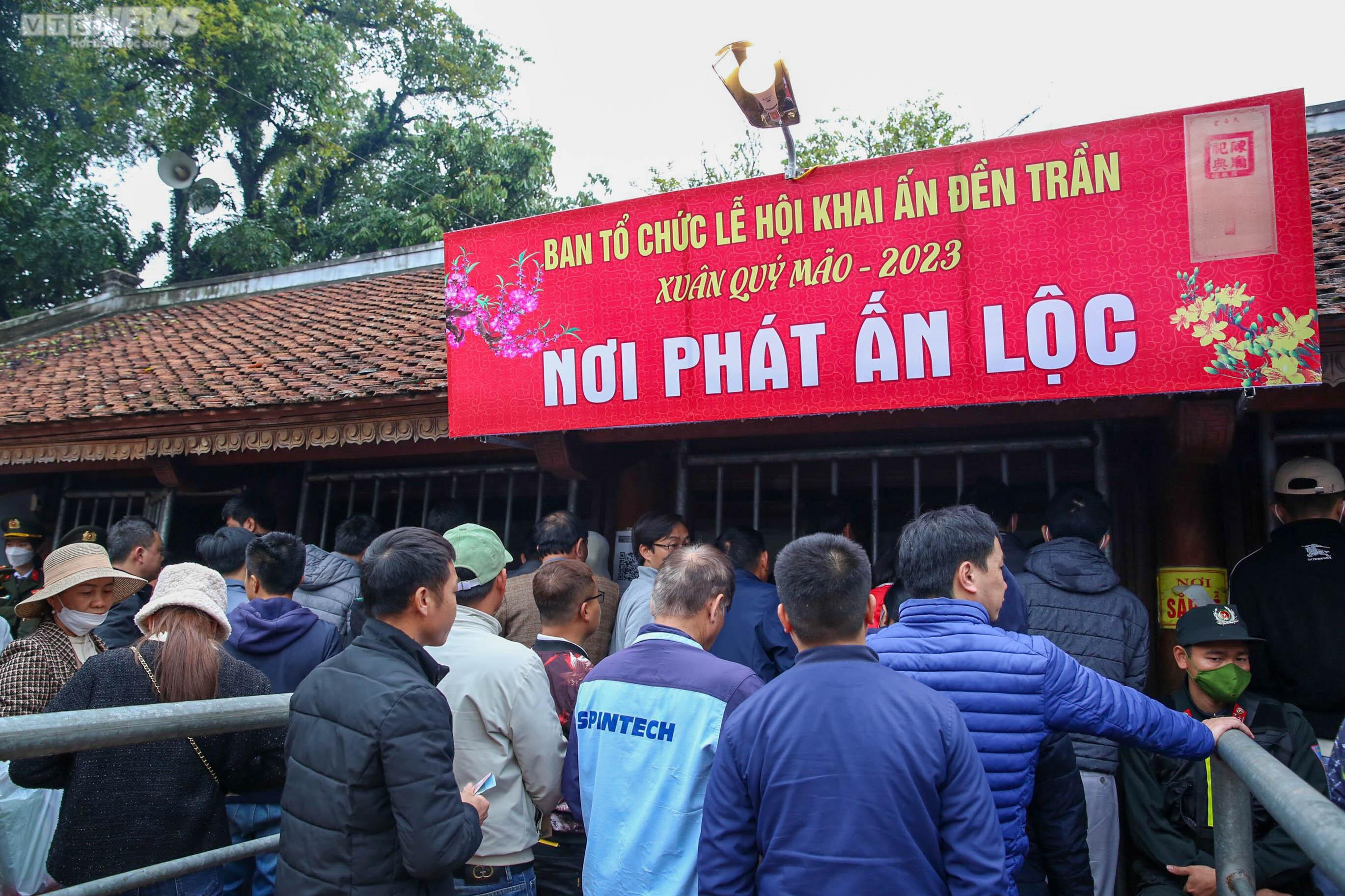 Nườm nượp xin ấn đền Trần xuân Quý Mão 2023 - 2
