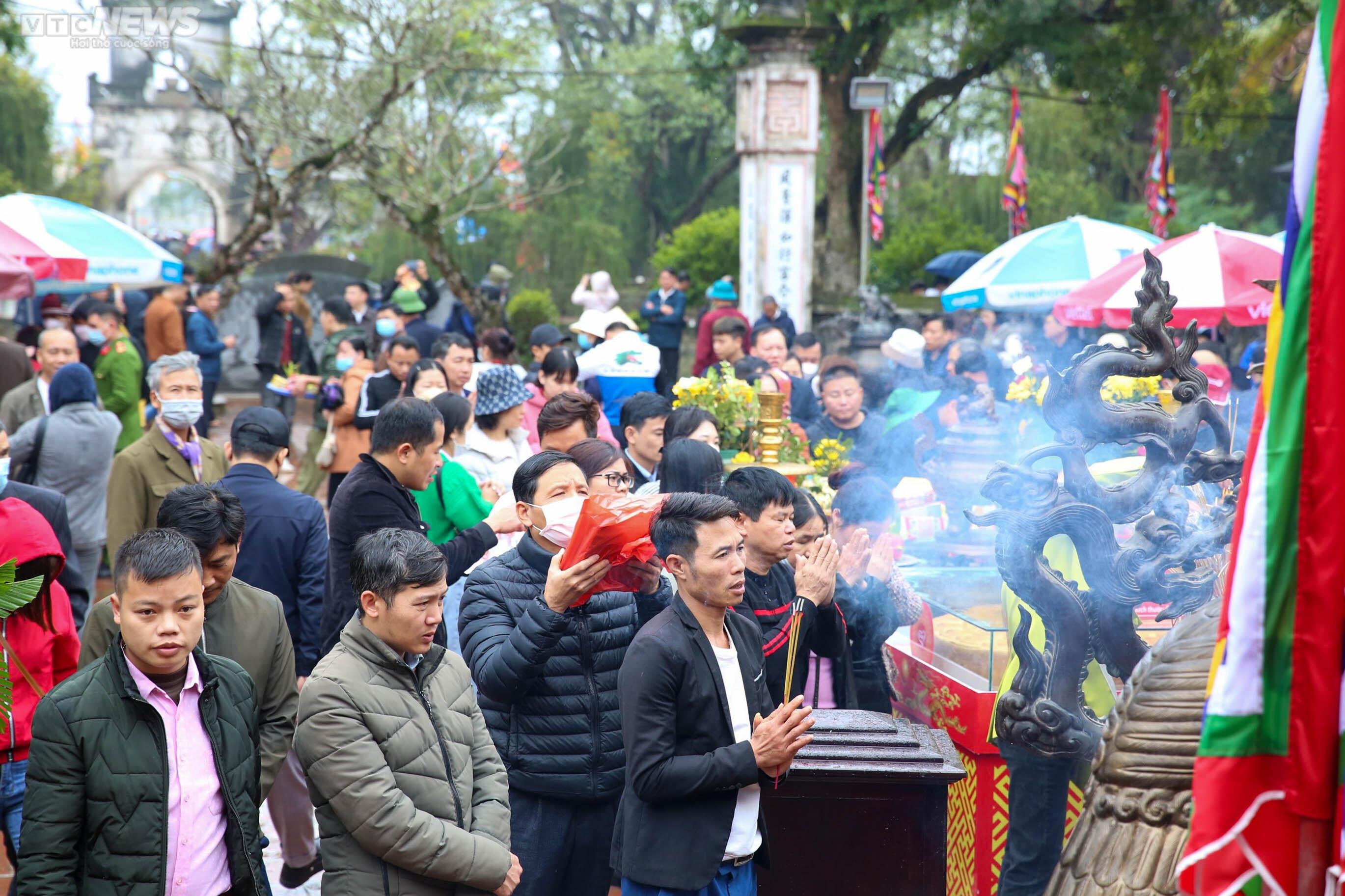 Nườm nượp xin ấn đền Trần xuân Quý Mão 2023 - 12