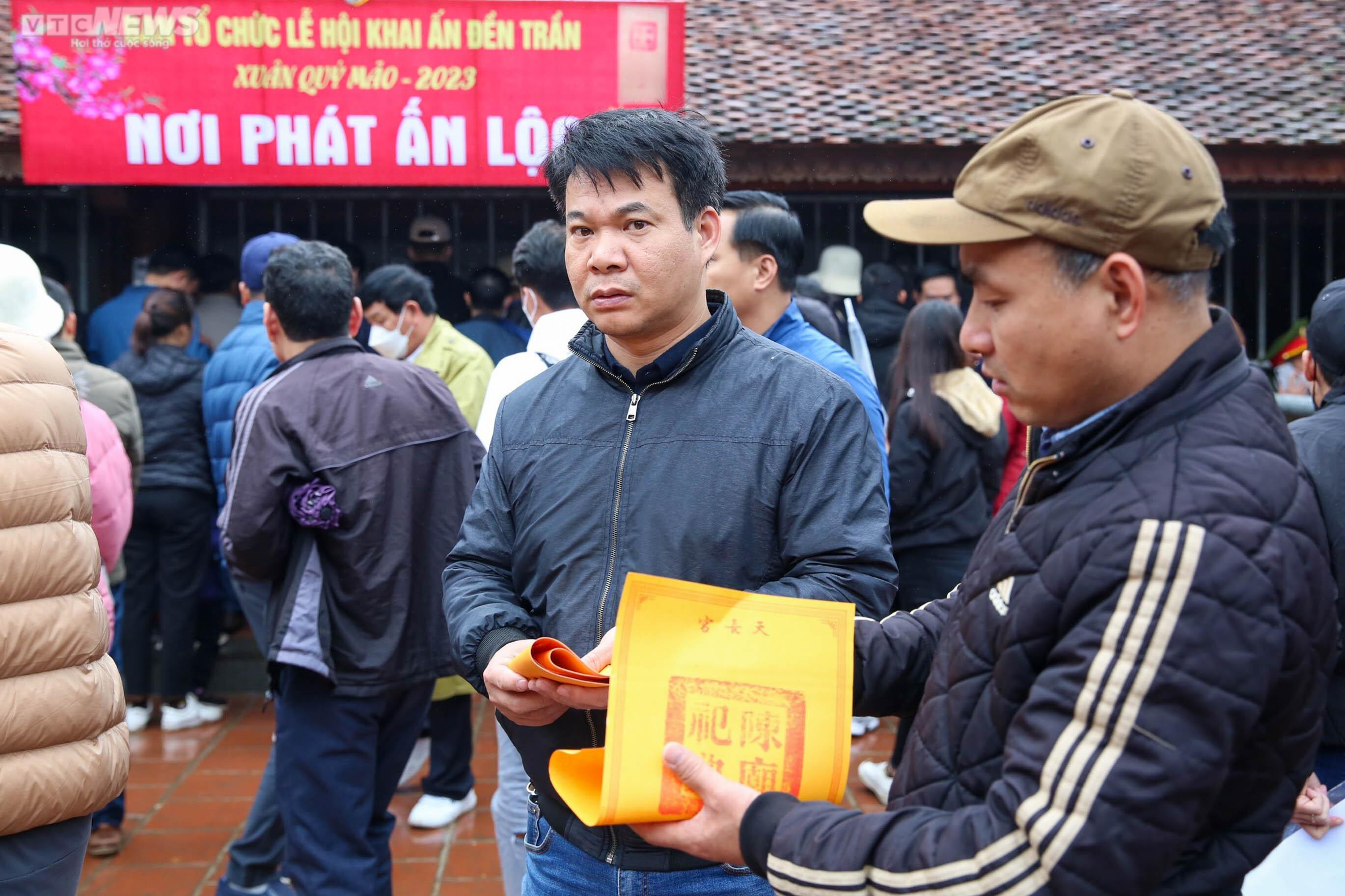 Nườm nượp xin ấn đền Trần xuân Quý Mão 2023 - 6