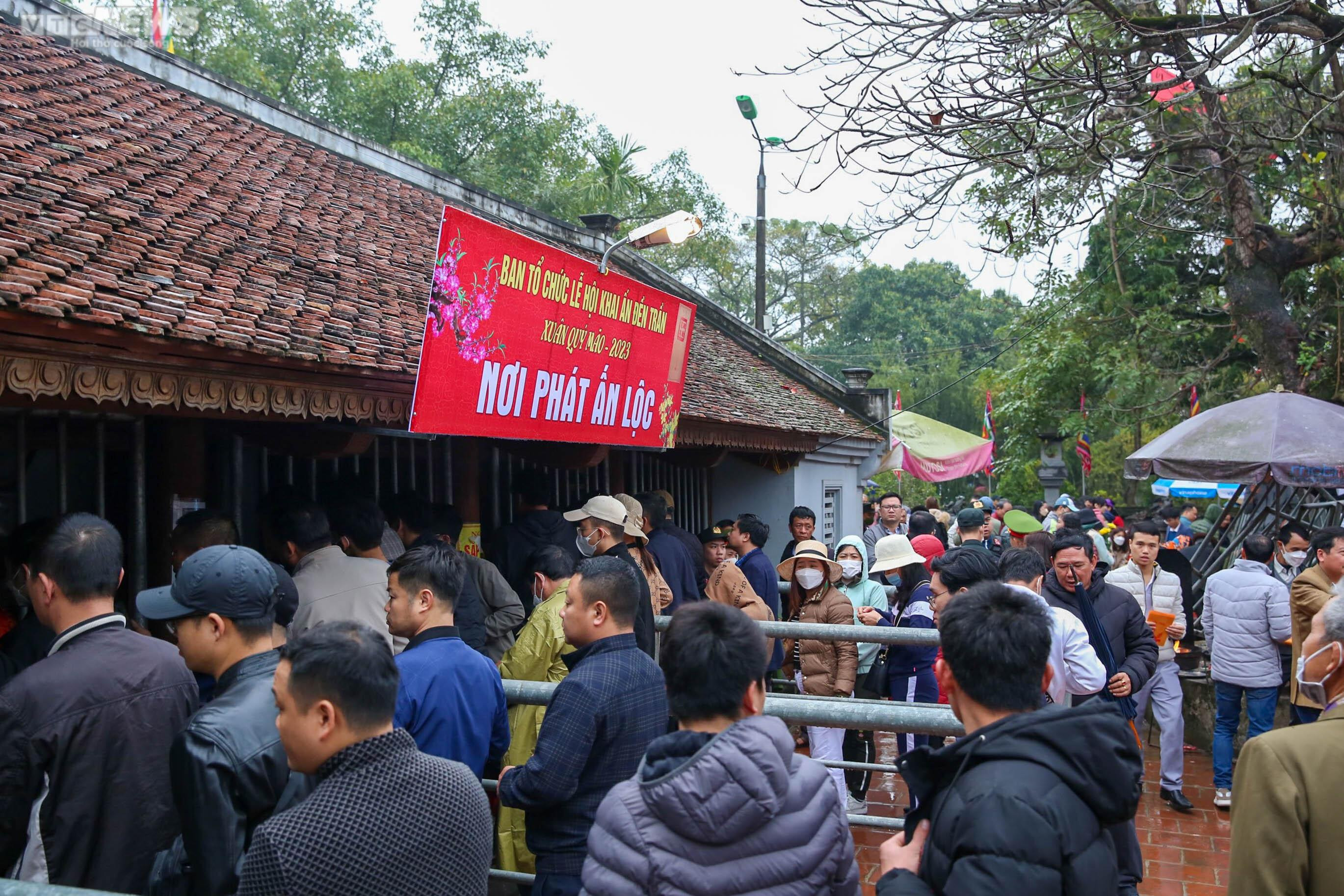 Nườm nượp xin ấn đền Trần xuân Quý Mão 2023 - 1