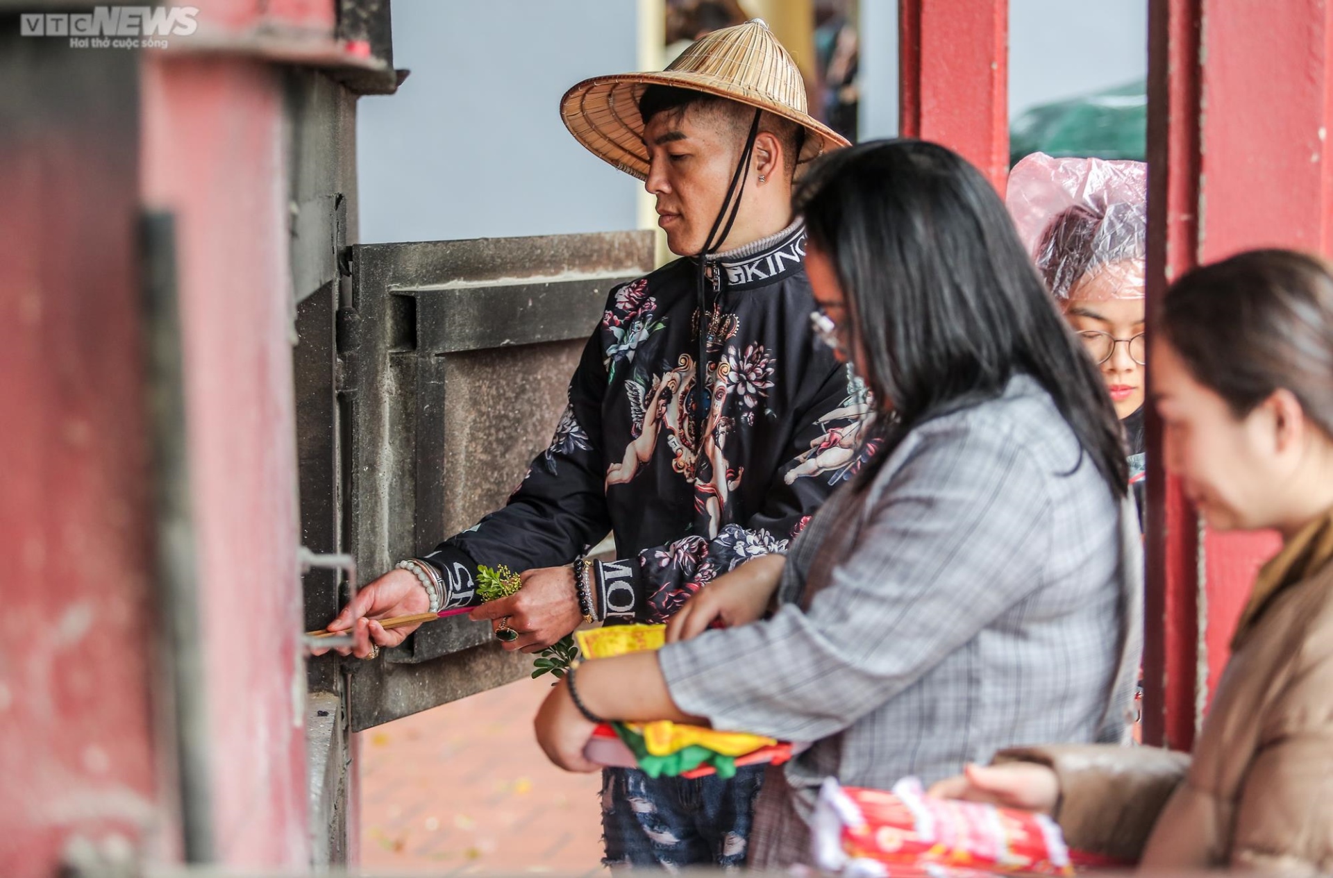 Hà Nội: Đội mưa đi lễ phủ Tây Hồ ngày Rằm tháng Giêng - 17