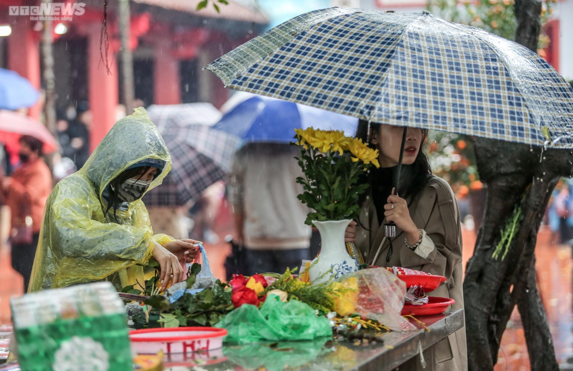 Hà Nội: Đội mưa đi lễ phủ Tây Hồ ngày Rằm tháng Giêng - 16