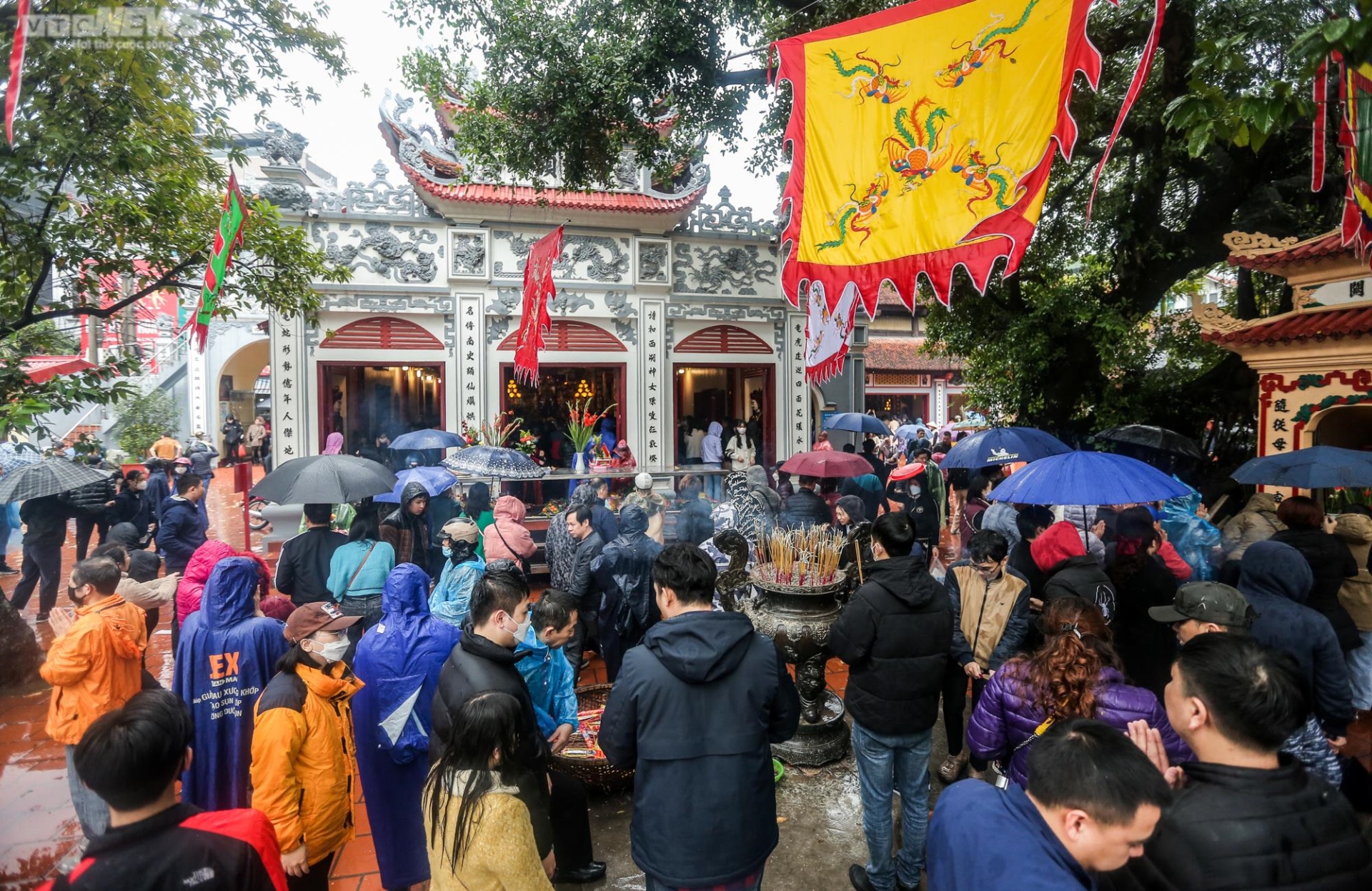 Hà Nội: Đội mưa đi lễ phủ Tây Hồ ngày Rằm tháng Giêng - 8