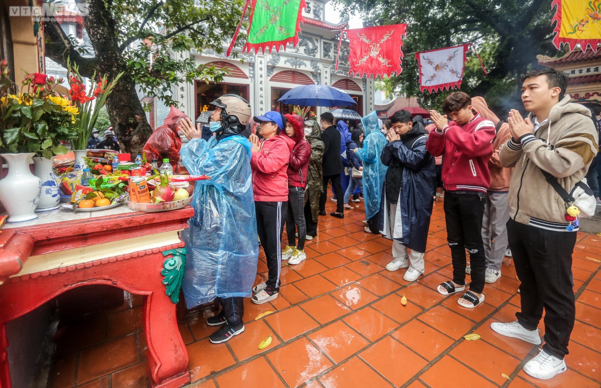 Hà Nội: Đội mưa đi lễ phủ Tây Hồ ngày Rằm tháng Giêng - 9
