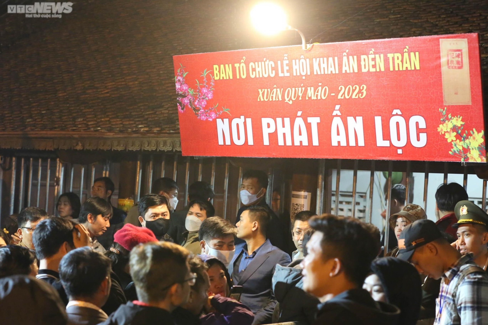 Dòng người chực chờ tới nửa đêm, đội lễ vật vào đền Trần sau lễ khai ấn - 14