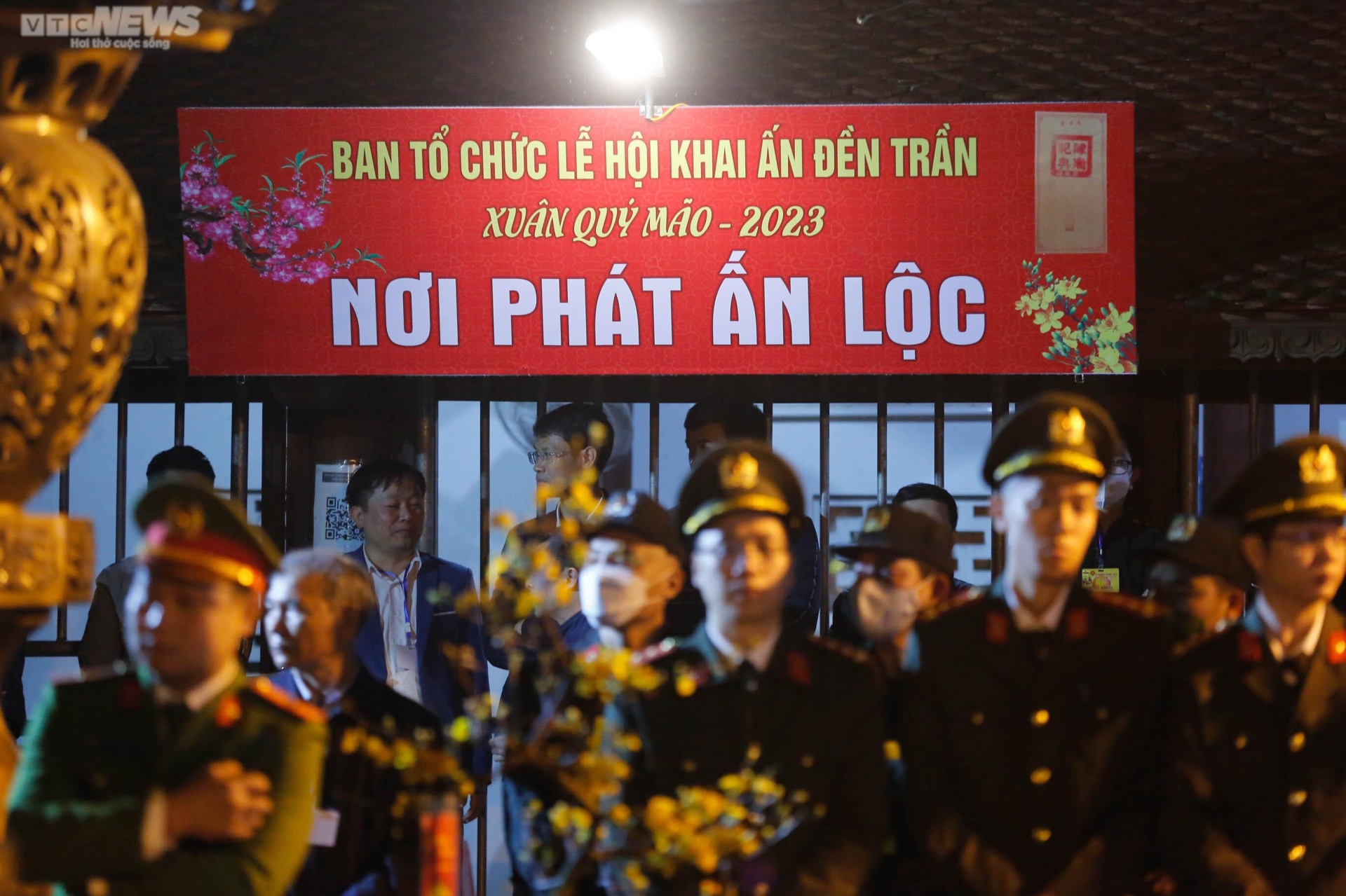Dòng người chực chờ tới nửa đêm, đội lễ vật vào đền Trần sau lễ khai ấn - 1