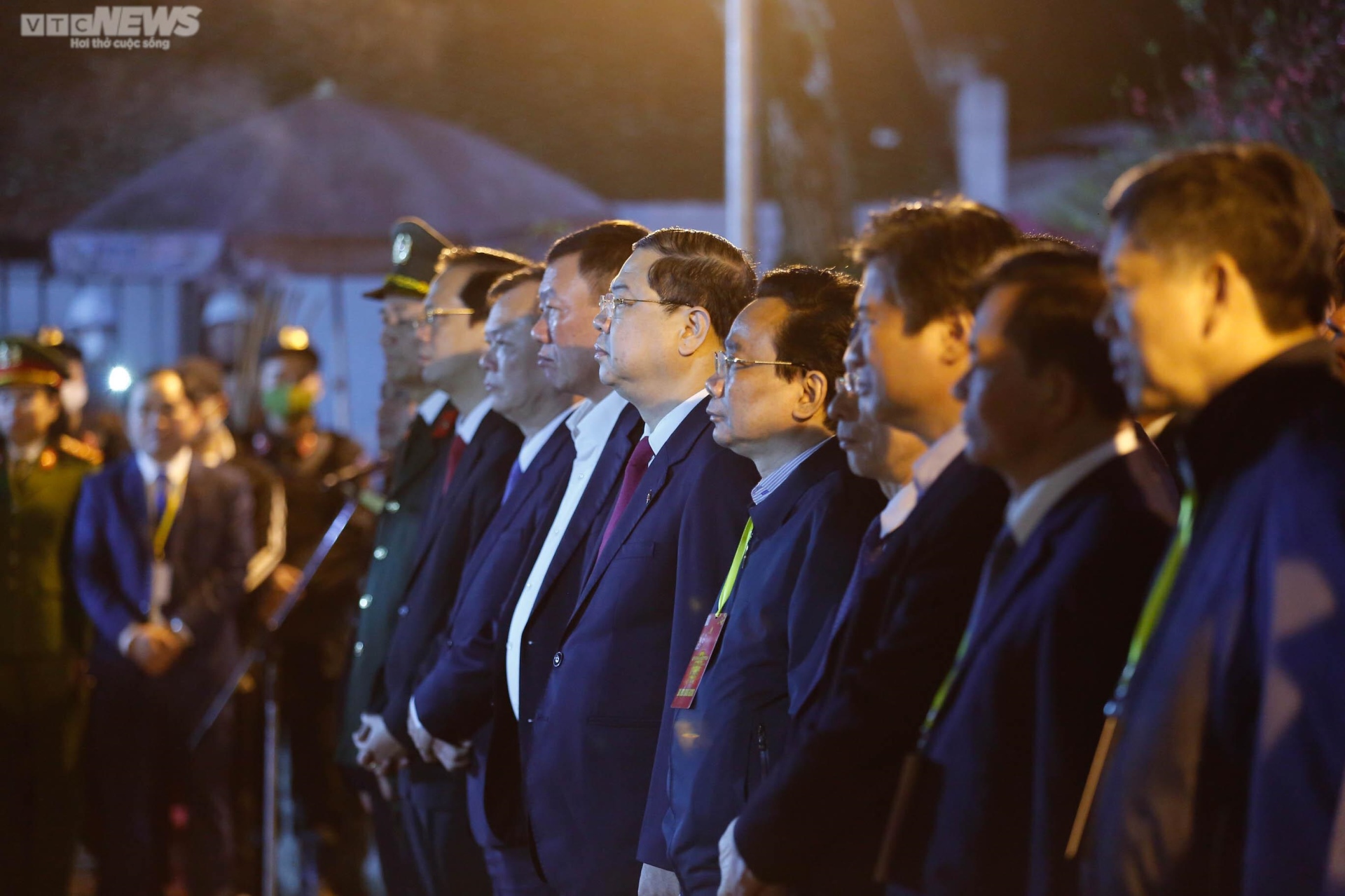 Dòng người chực chờ tới nửa đêm, đội lễ vật vào đền Trần sau lễ khai ấn - 2