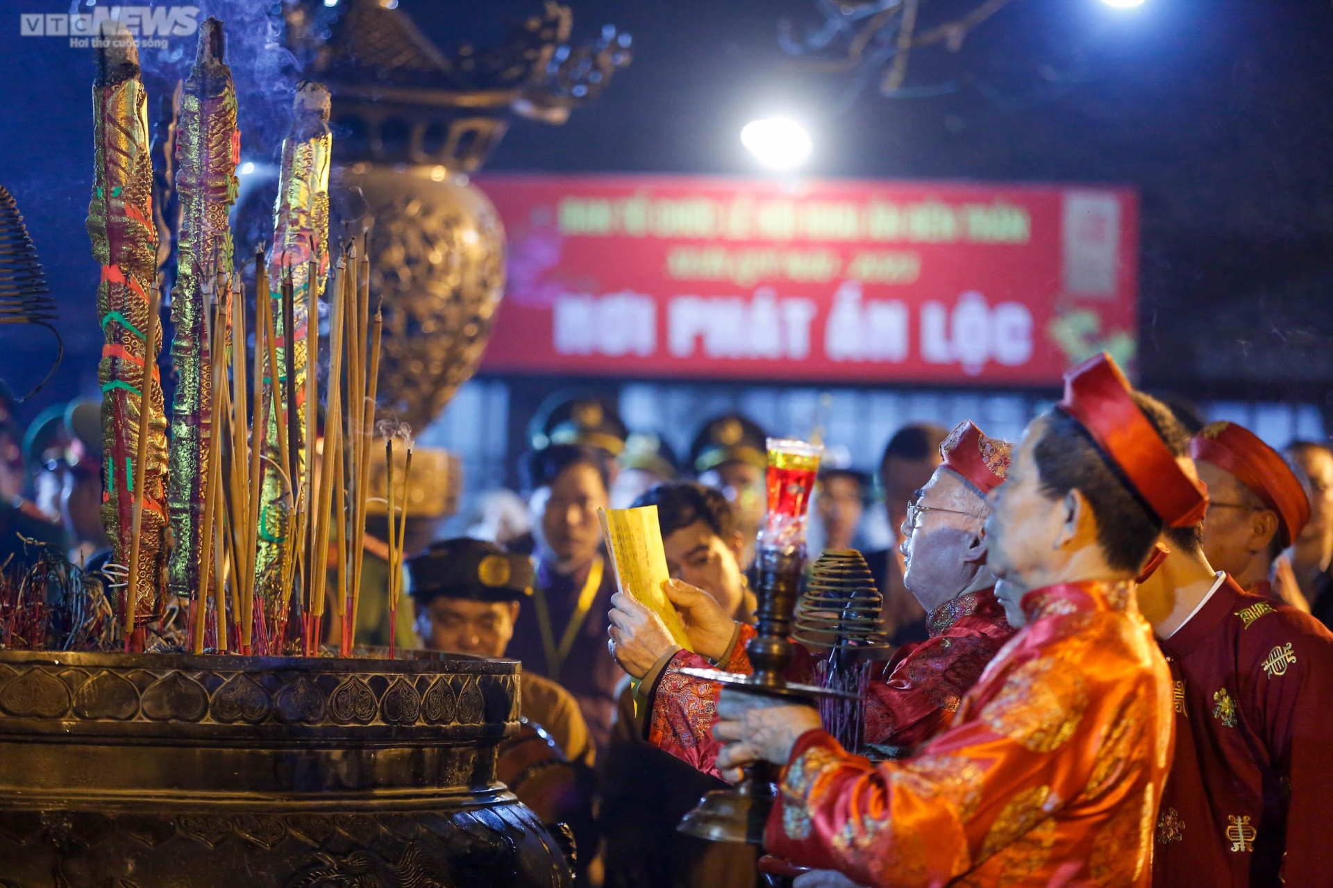 Dòng người chực chờ tới nửa đêm, đội lễ vật vào đền Trần sau lễ khai ấn - 3