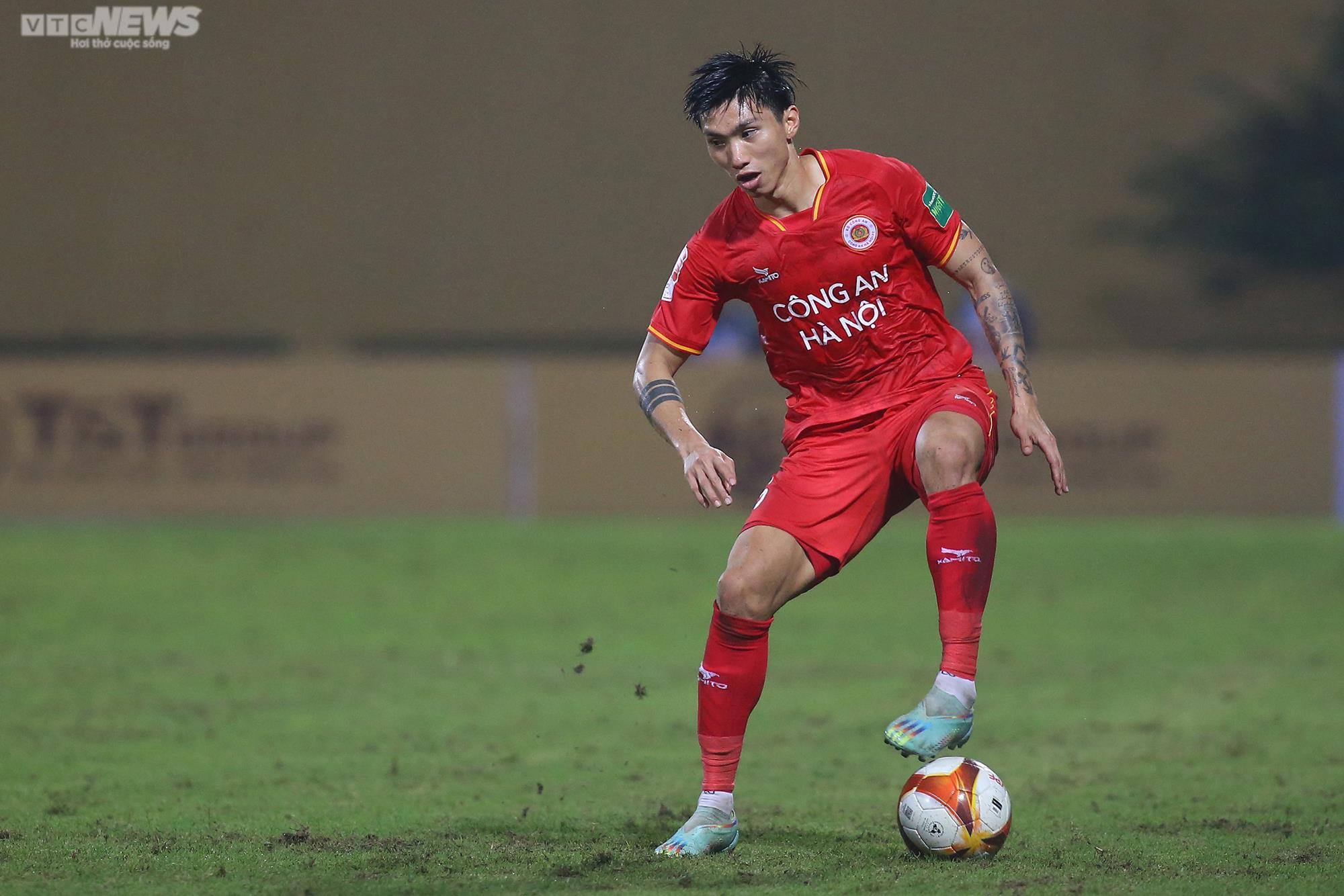 Văn Hậu nhạt nhòa trong ngày đối đầu đội bóng cũ Hà Nội FC - 1