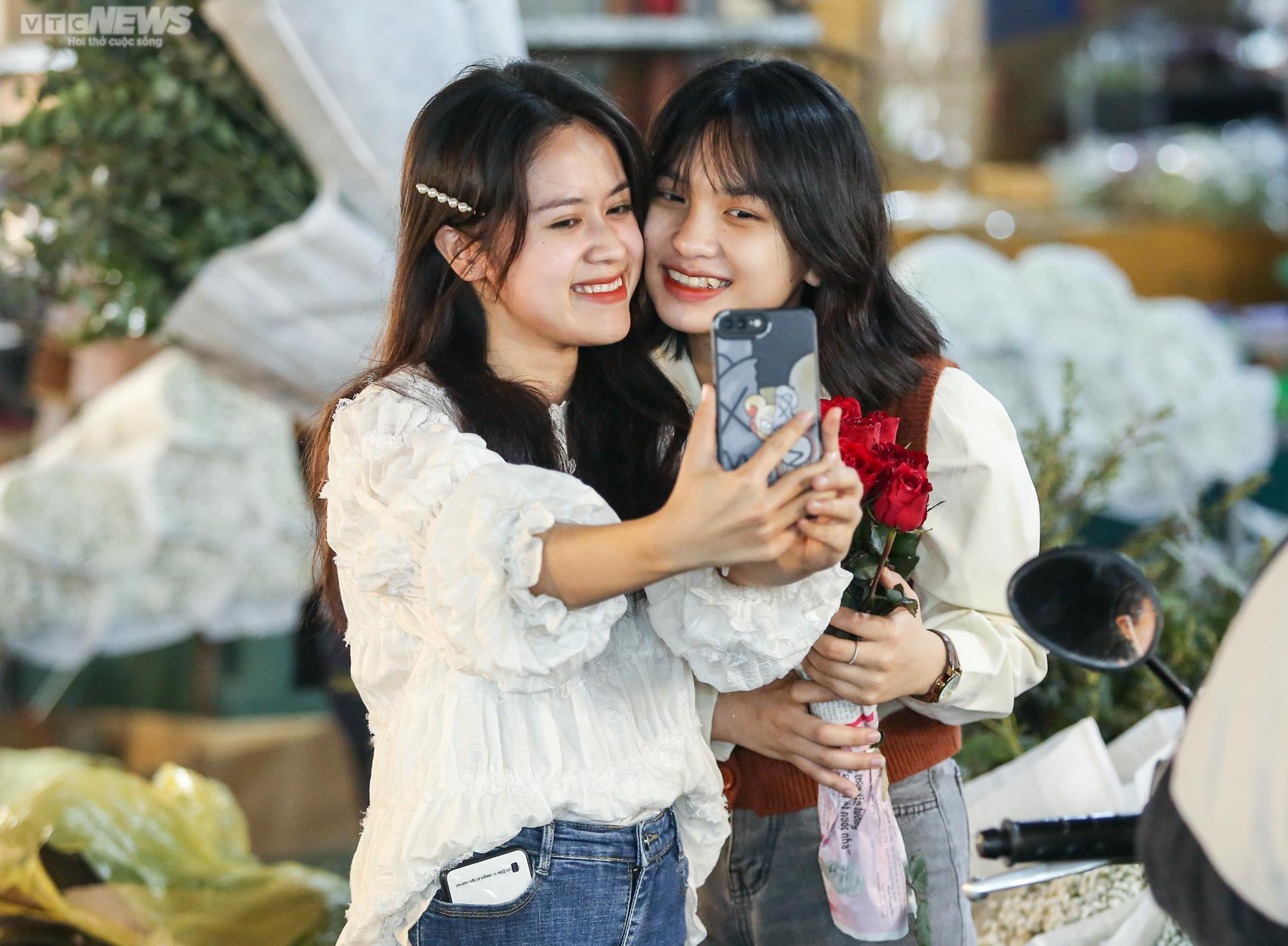 Chợ hoa đêm lớn nhất Hà Nội nhộn nhịp trước ngày lễ tình nhân Valentine - 13