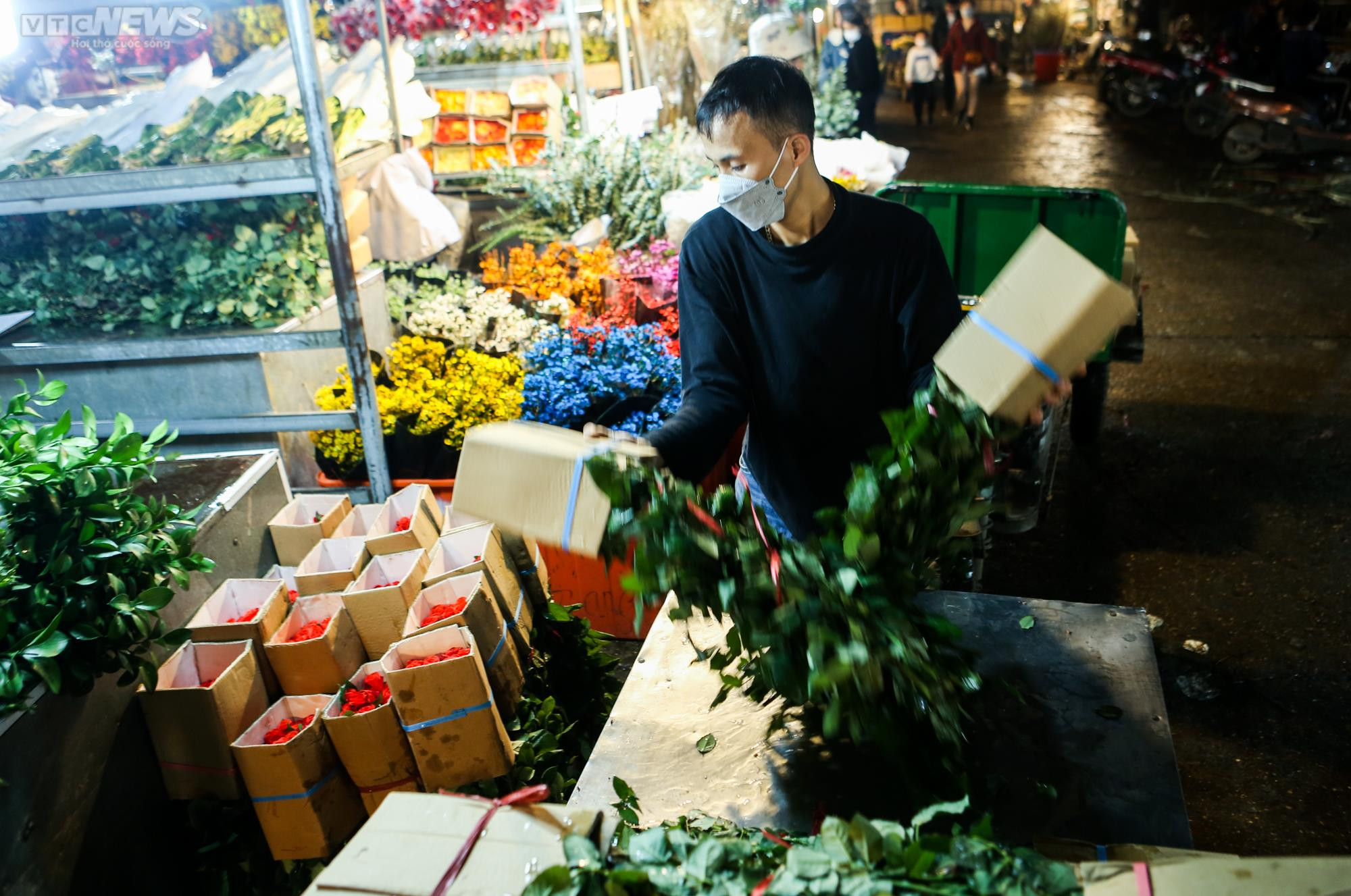 Chợ hoa đêm lớn nhất Hà Nội nhộn nhịp trước ngày lễ tình nhân Valentine - 3