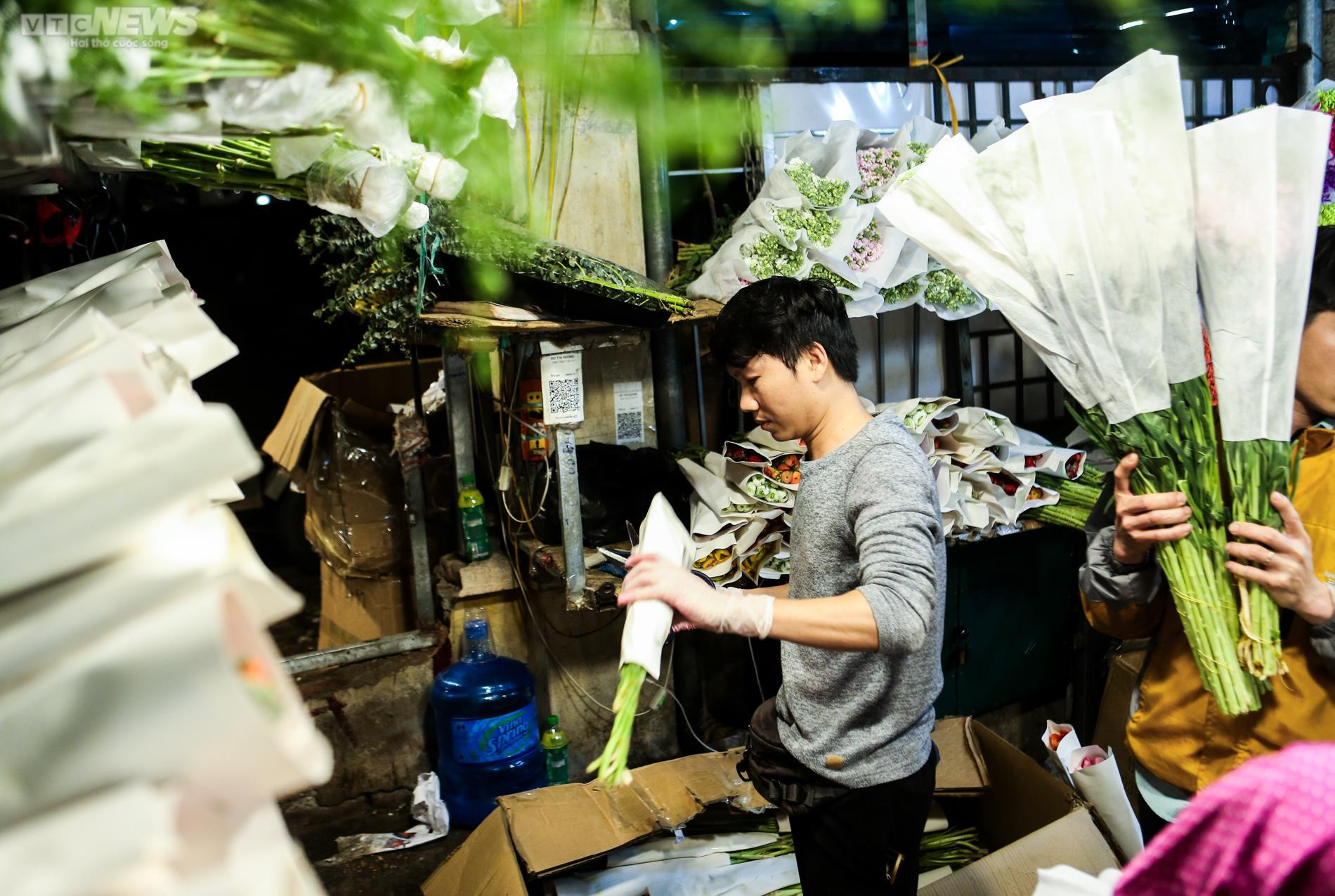 Chợ hoa đêm lớn nhất Hà Nội nhộn nhịp trước ngày lễ tình nhân Valentine - 4