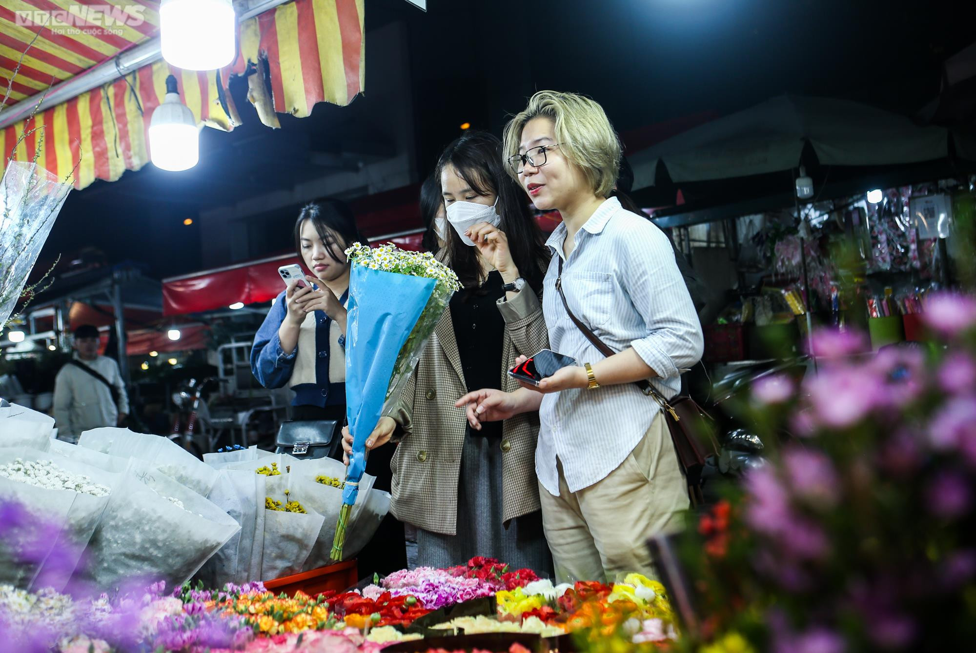 Chợ hoa đêm lớn nhất Hà Nội nhộn nhịp trước ngày lễ tình nhân Valentine - 9