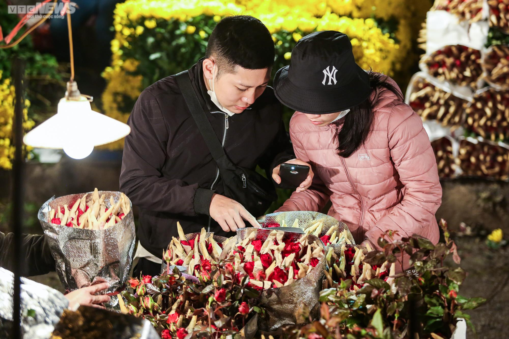 Chợ hoa đêm lớn nhất Hà Nội nhộn nhịp trước ngày lễ tình nhân Valentine - 8