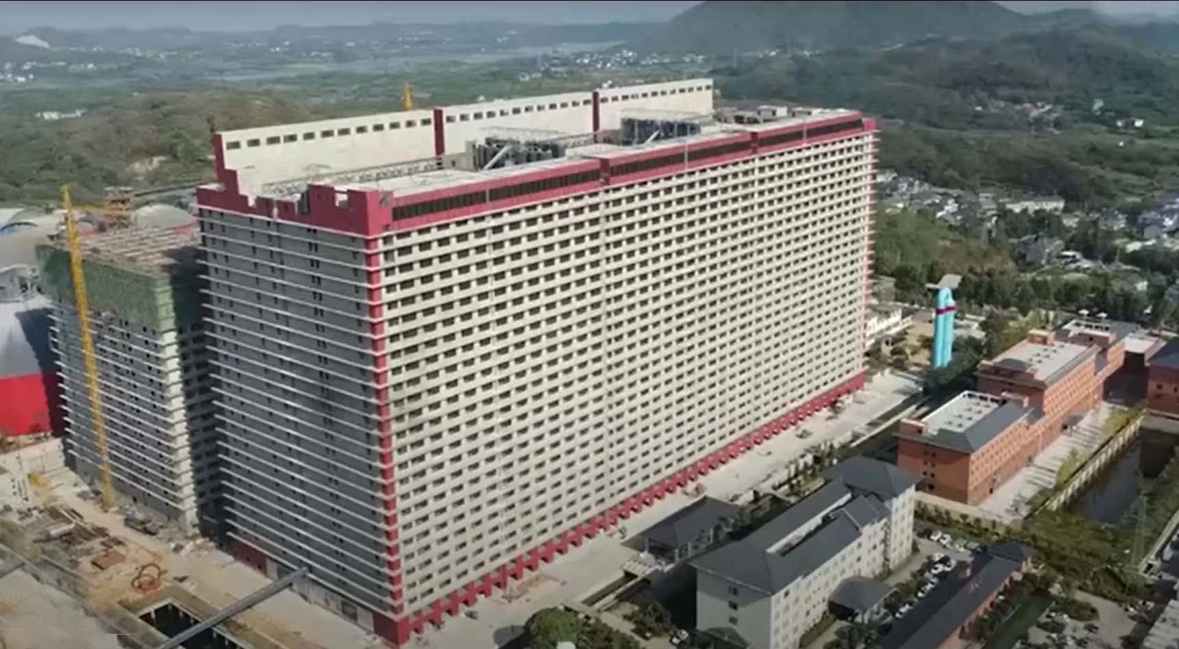 Bên trong toà nhà nuôi lợn sừng sững ở Trung Quốc - 1