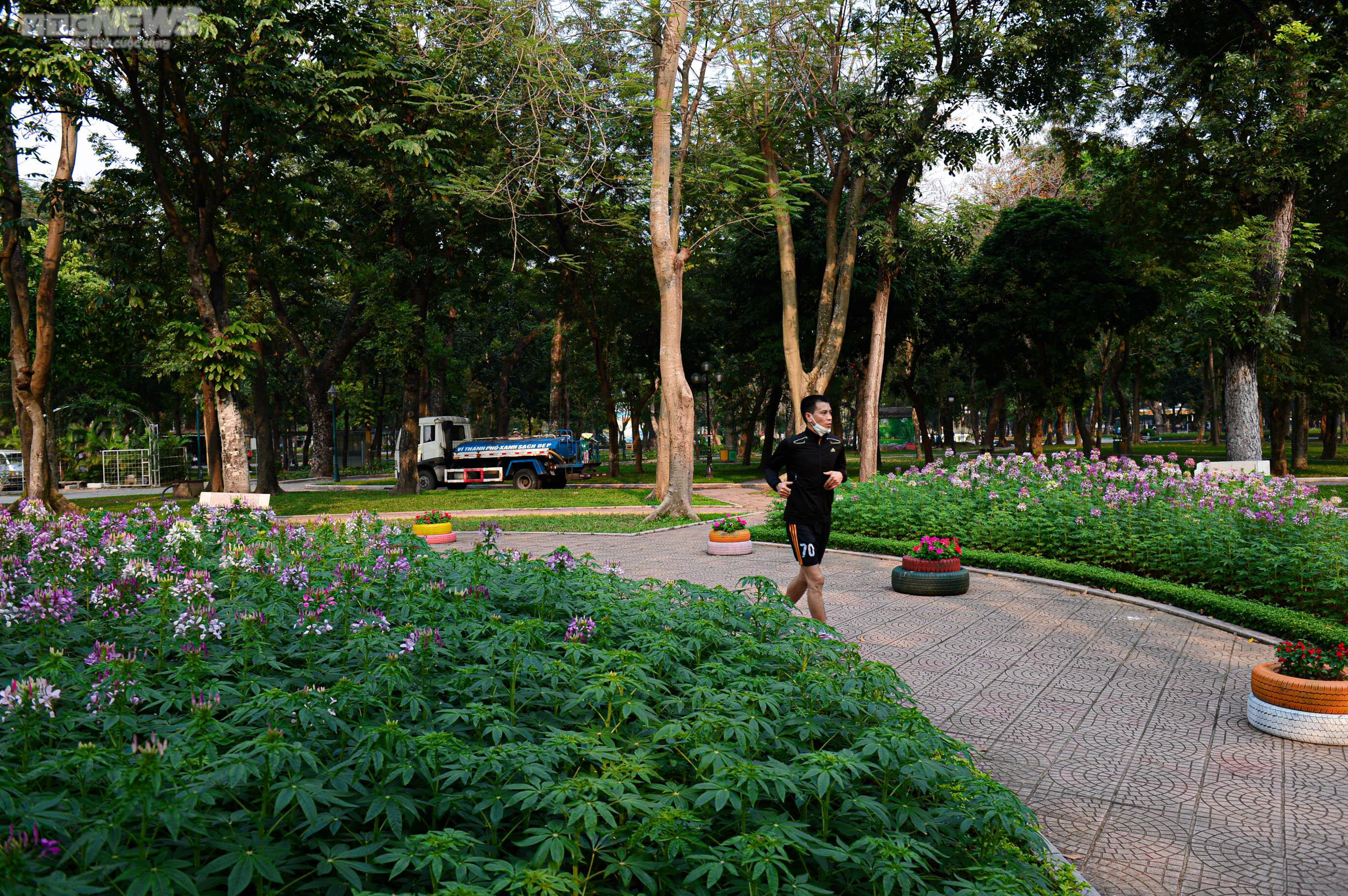 Diện mạo mới của Công viên Thống Nhất sau khi hạ rào để kết nối phố đi bộ - 13