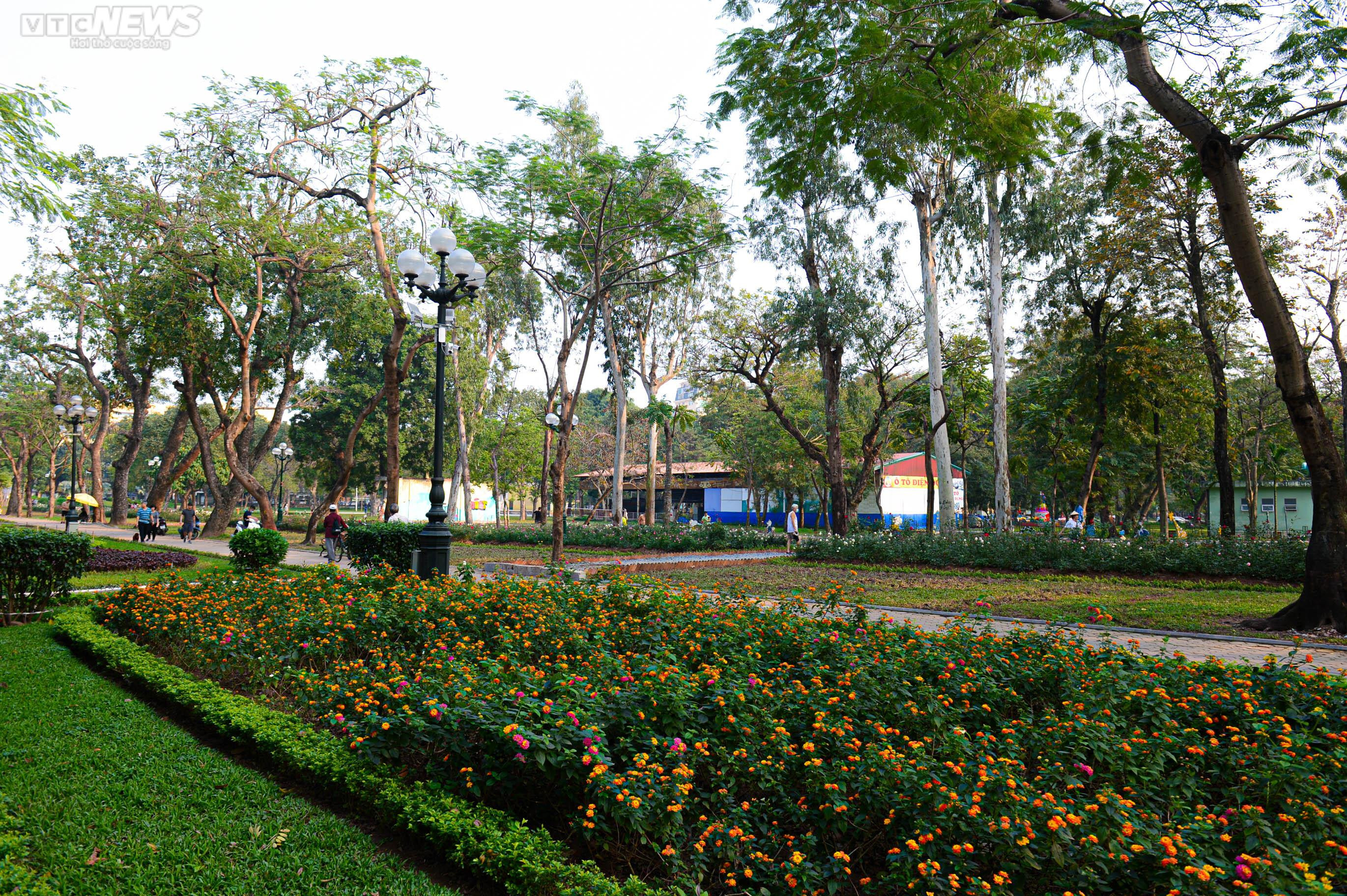 Diện mạo mới của Công viên Thống Nhất sau khi hạ rào để kết nối phố đi bộ - 7