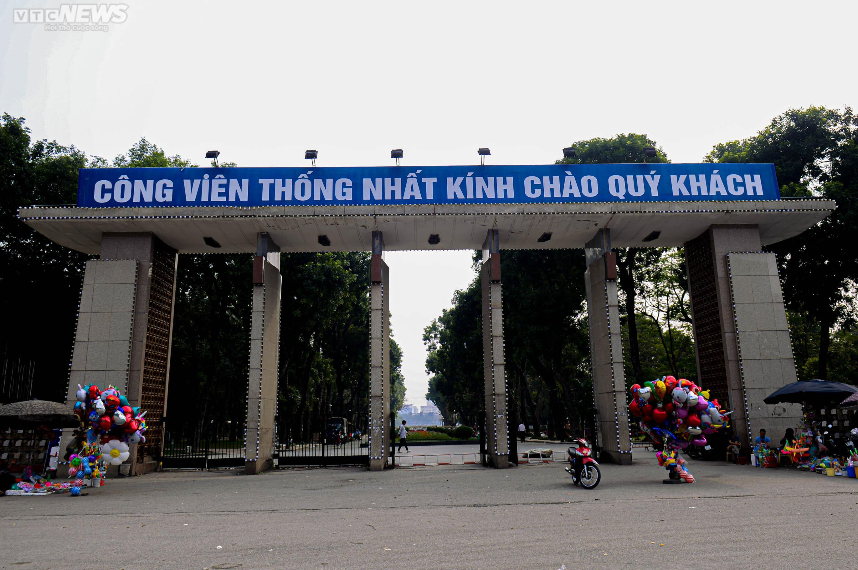 Diện mạo mới của Công viên Thống Nhất sau khi hạ rào để kết nối phố đi bộ - 1