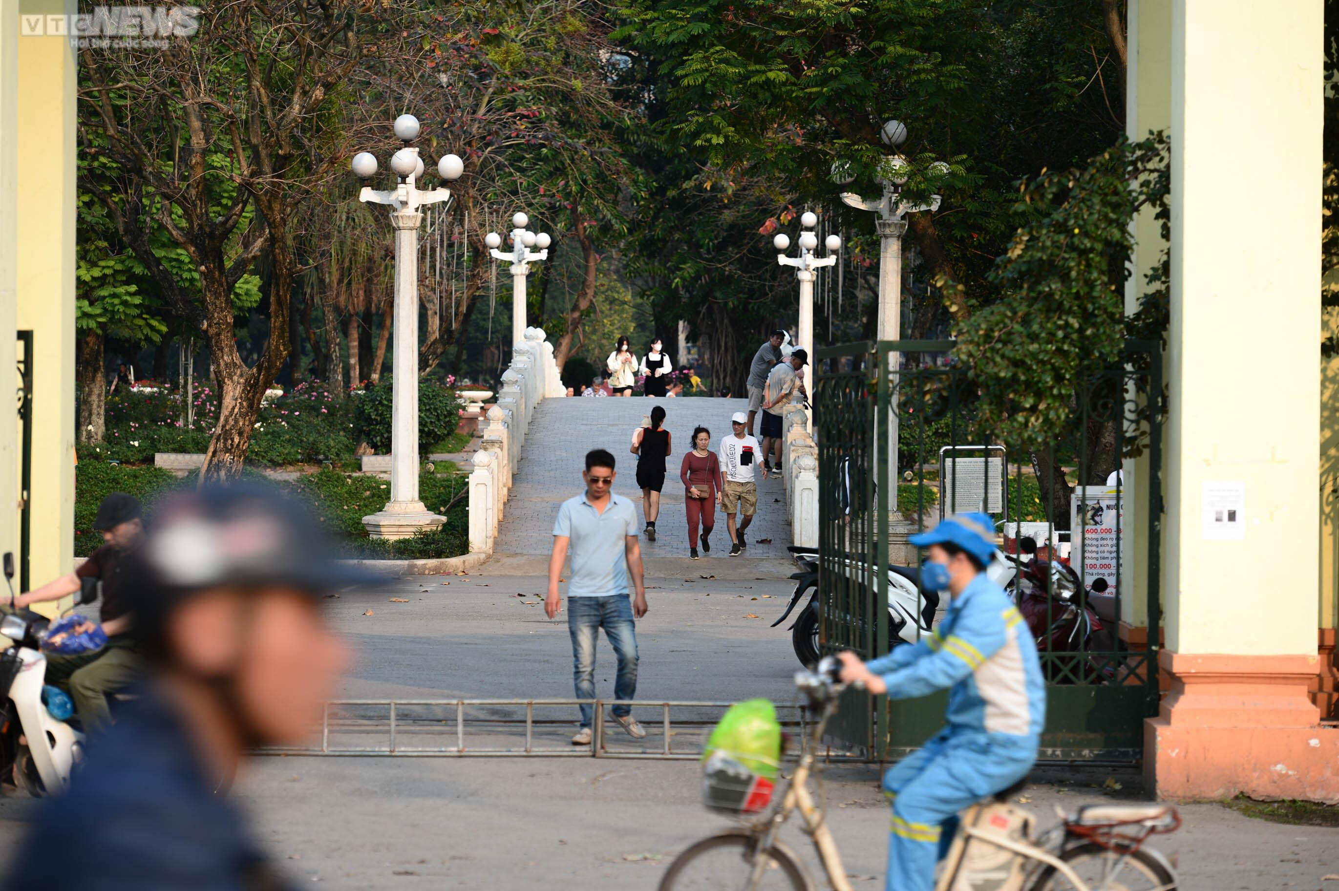 Diện mạo mới của Công viên Thống Nhất sau khi hạ rào để kết nối phố đi bộ - 15