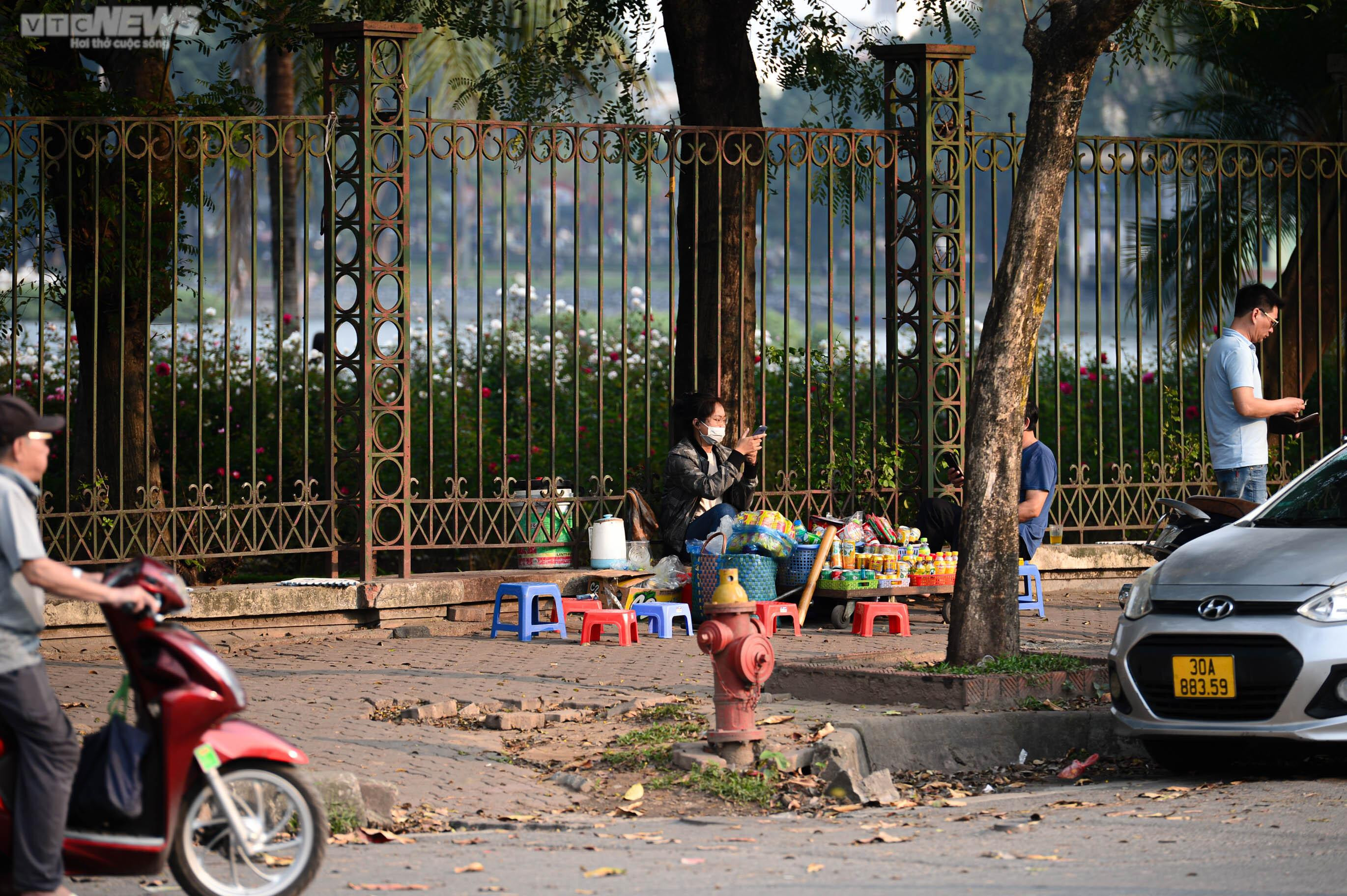 Diện mạo mới của Công viên Thống Nhất sau khi hạ rào để kết nối phố đi bộ - 18