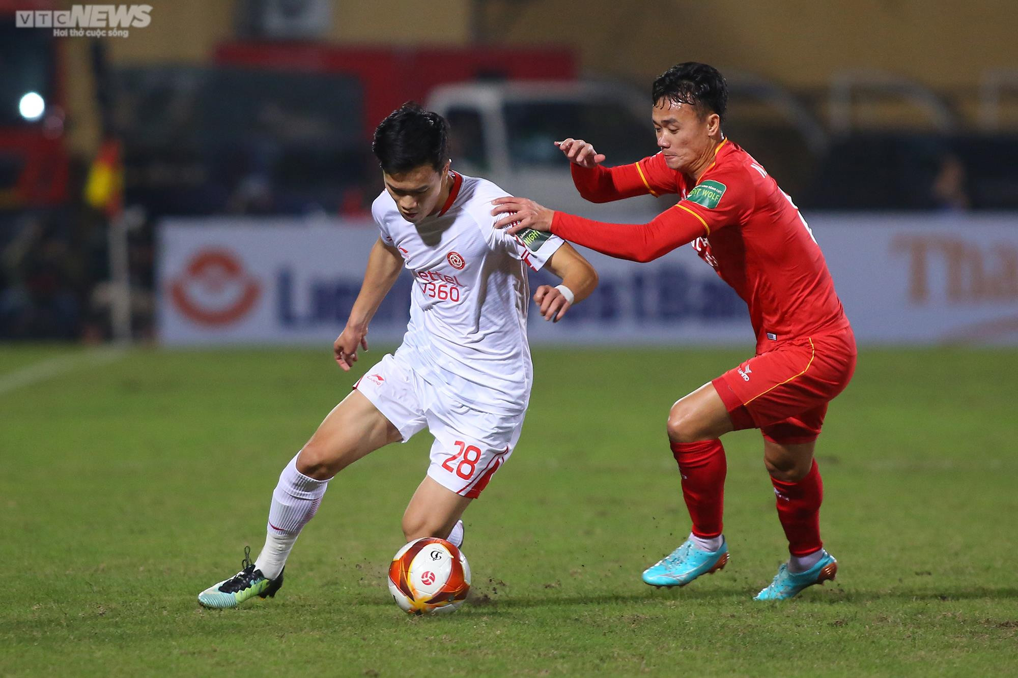 Cựu cầu thủ Arsenal thể hiện đẳng cấp trong trận ra mắt CLB Công an Hà Nội - 16