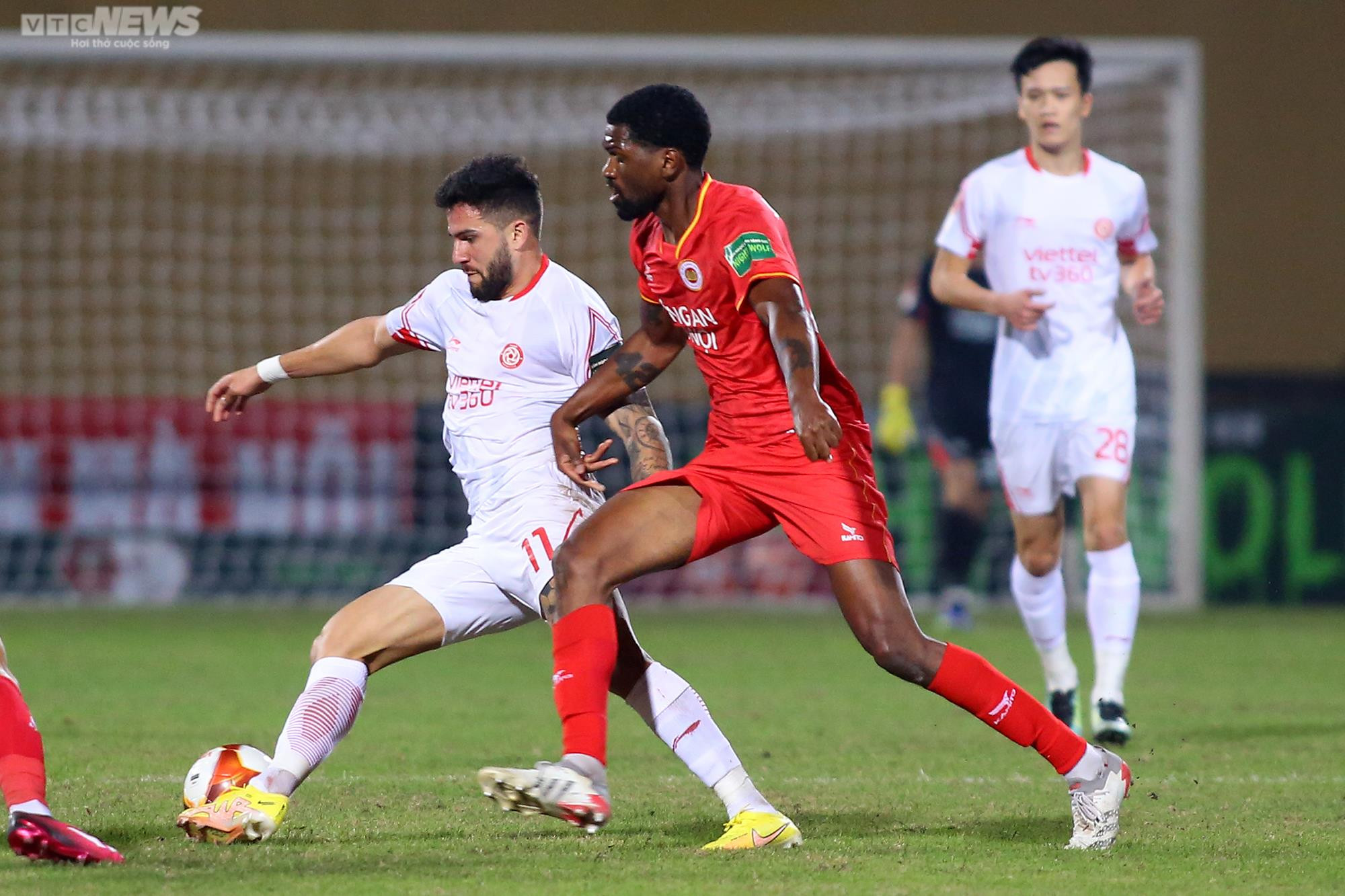 Cựu cầu thủ Arsenal thể hiện đẳng cấp trong trận ra mắt CLB Công an Hà Nội - 8