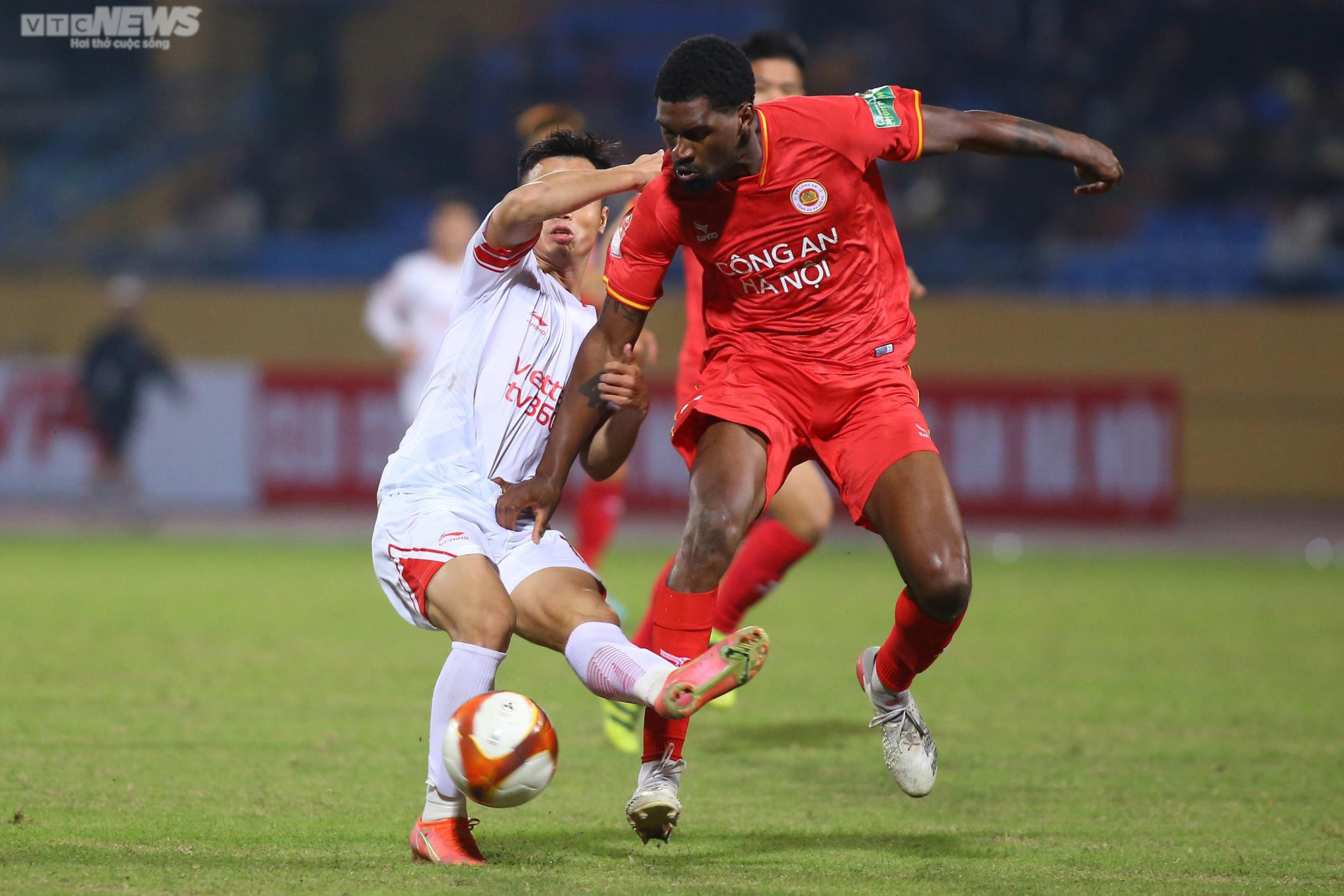 Cựu cầu thủ Arsenal thể hiện đẳng cấp trong trận ra mắt CLB Công an Hà Nội - 5