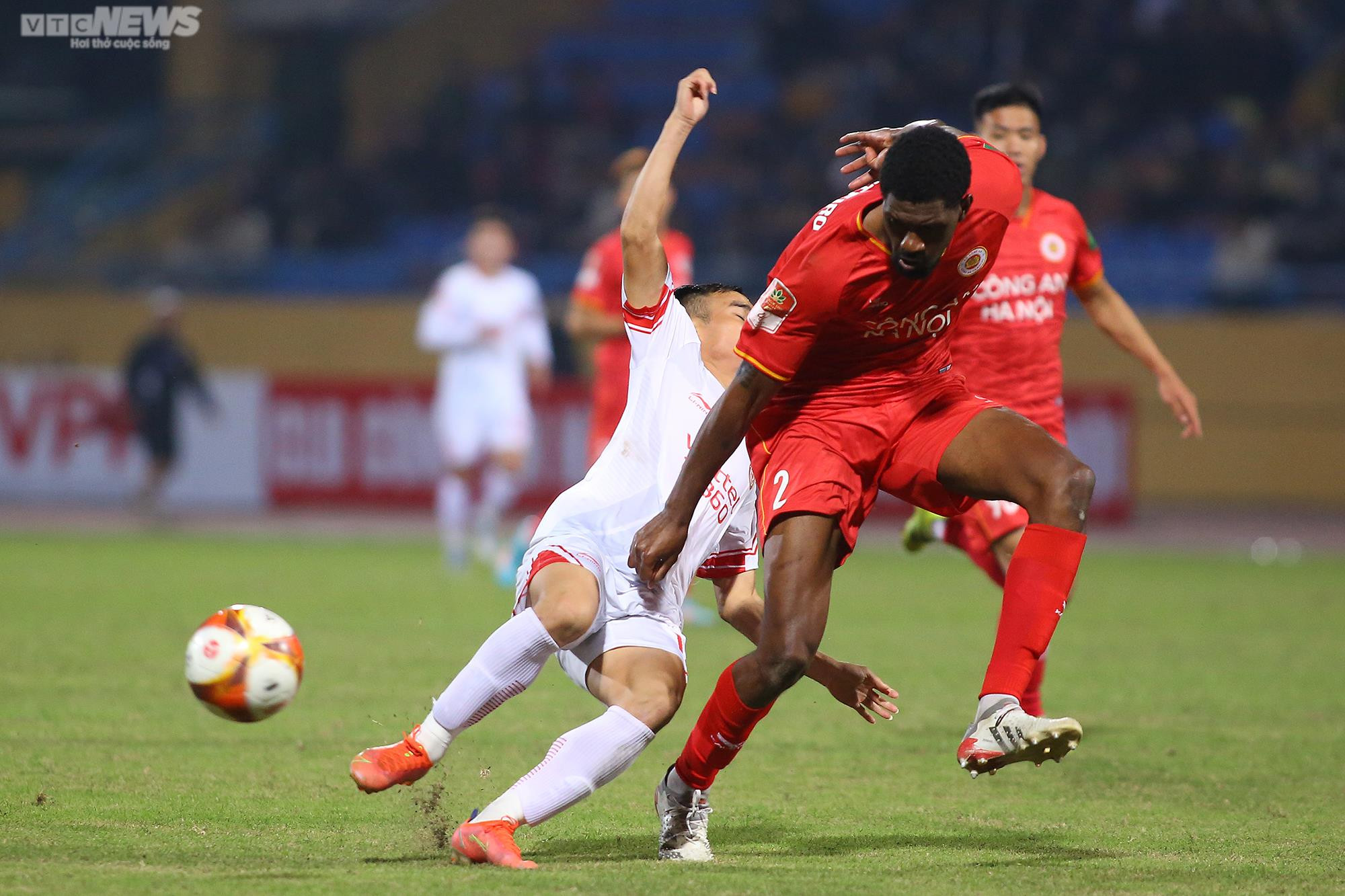 Cựu cầu thủ Arsenal thể hiện đẳng cấp trong trận ra mắt CLB Công an Hà Nội - 6