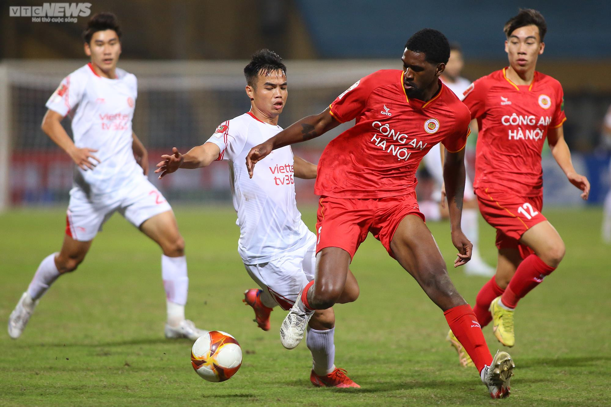 Cựu cầu thủ Arsenal thể hiện đẳng cấp trong trận ra mắt CLB Công an Hà Nội - 10