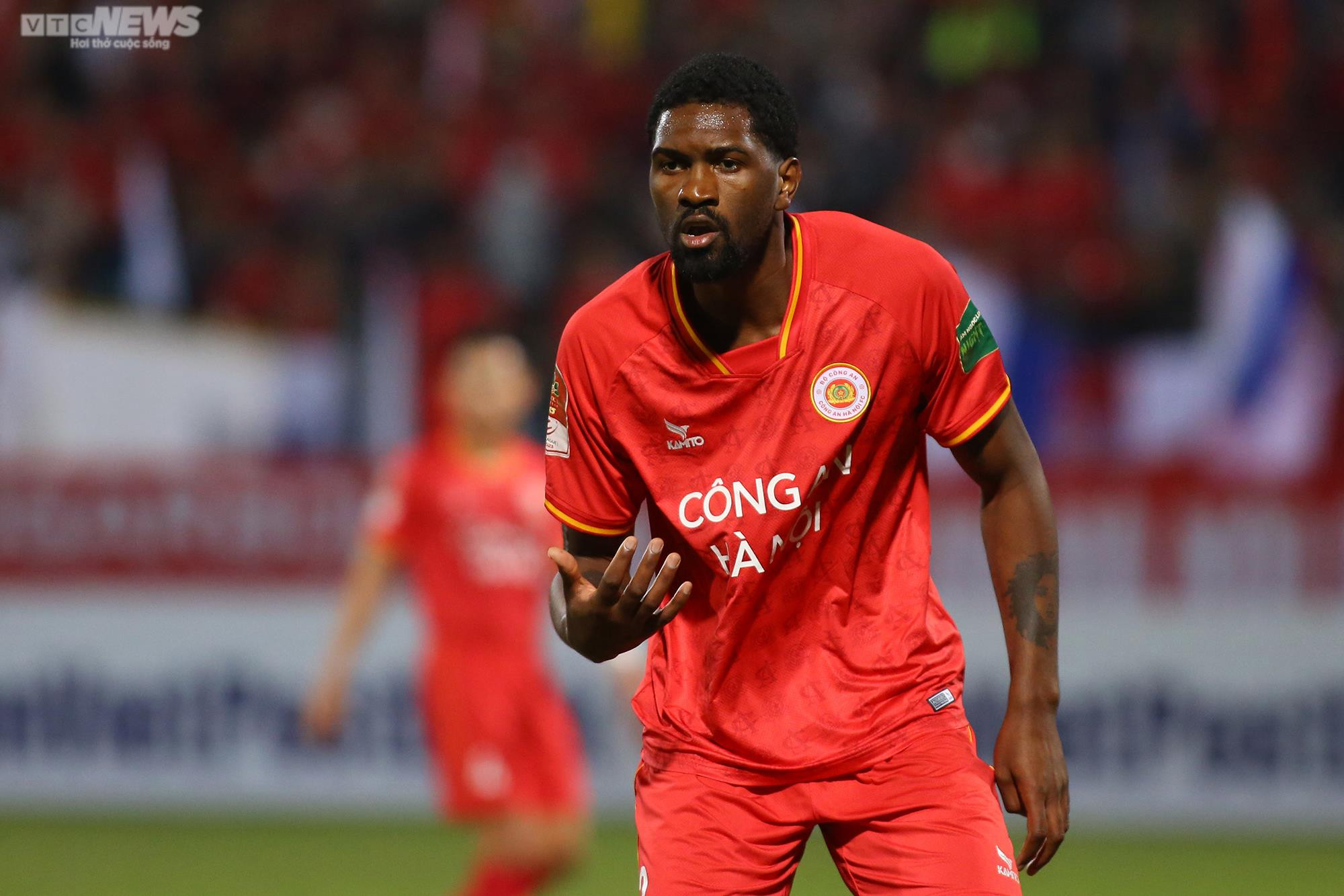 Cựu cầu thủ Arsenal thể hiện đẳng cấp trong trận ra mắt CLB Công an Hà Nội - 1