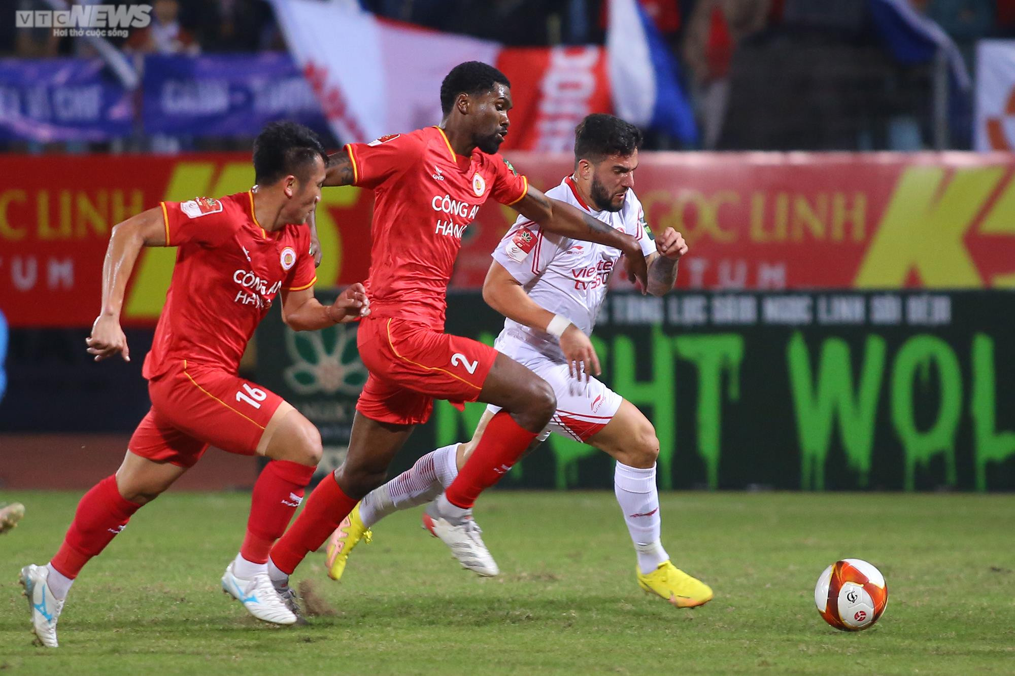 Cựu cầu thủ Arsenal thể hiện đẳng cấp trong trận ra mắt CLB Công an Hà Nội - 7